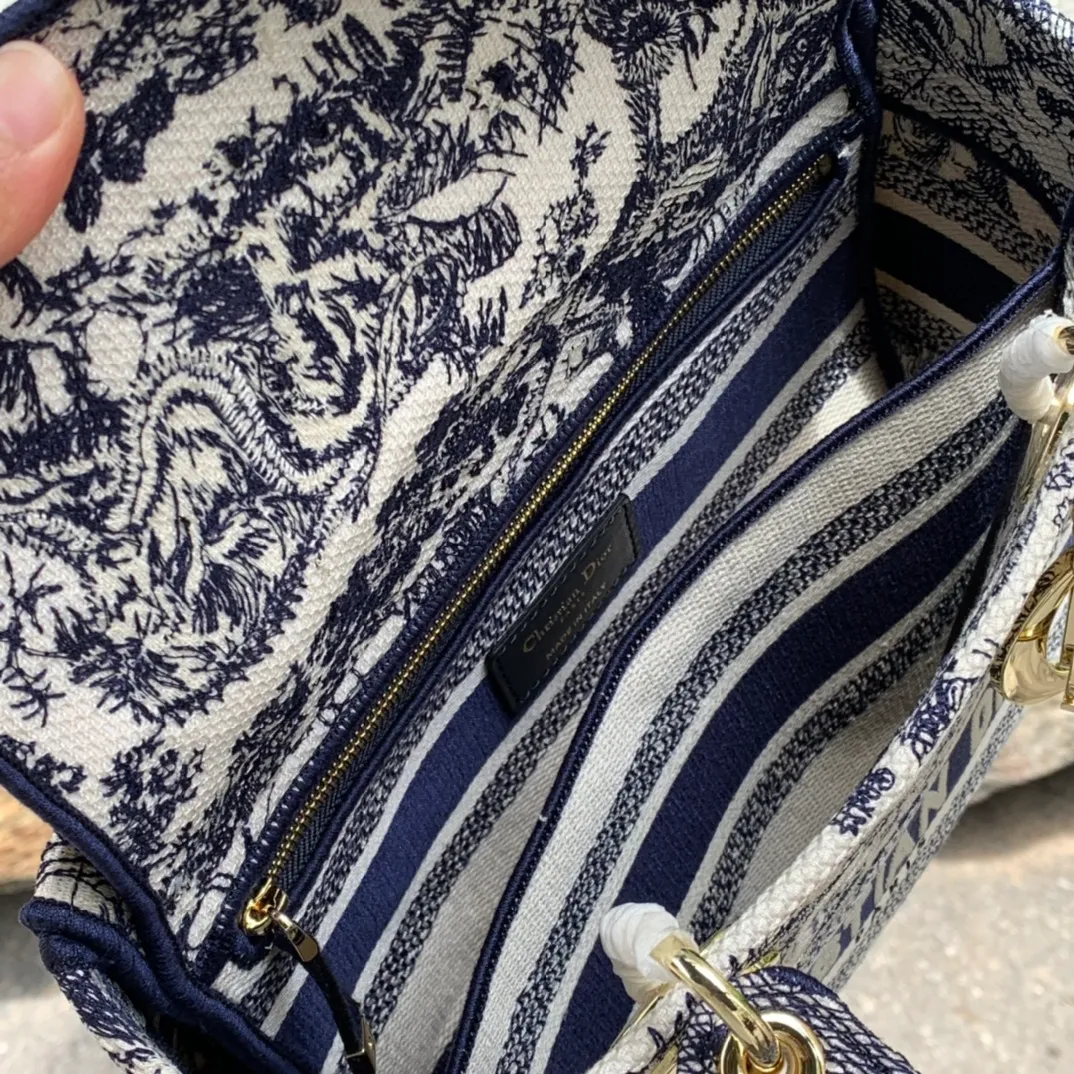 Top upgraded version 💰1800 Size: 24 x 20 x 11 CM blue and white tiger style. Original factory channels! The color, material, weave, and density of the embroidery thread are all identifiable. There is no pressure at all when entering and exiting the counter. You can appreciate its pride through real photos! This embroidered series of Princess Diana bags is simply beautiful to a new level! Breaking the conventional Princess Diana design, the cloth material and high-density embroidery are refreshing. It is elegant and elegant, and the wide shoulder strap is added, practical and beautiful!