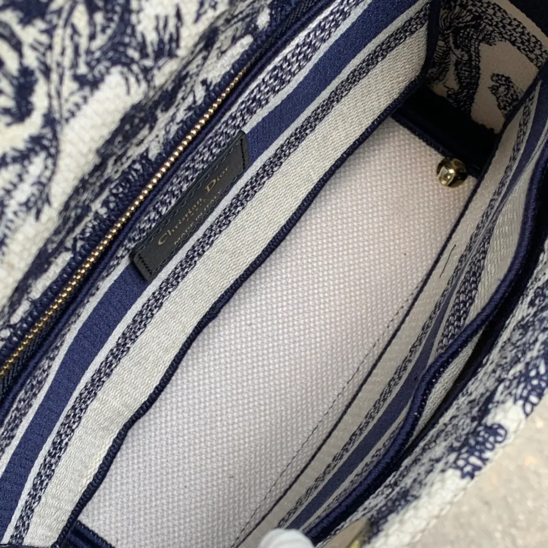 Top upgraded version 💰1800 Size: 24 x 20 x 11 CM blue and white tiger style. Original factory channels! The color, material, weave, and density of the embroidery thread are all identifiable. There is no pressure at all when entering and exiting the counter. You can appreciate its pride through real photos! This embroidered series of Princess Diana bags is simply beautiful to a new level! Breaking the conventional Princess Diana design, the cloth material and high-density embroidery are refreshing. It is elegant and elegant, and the wide shoulder strap is added, practical and beautiful!