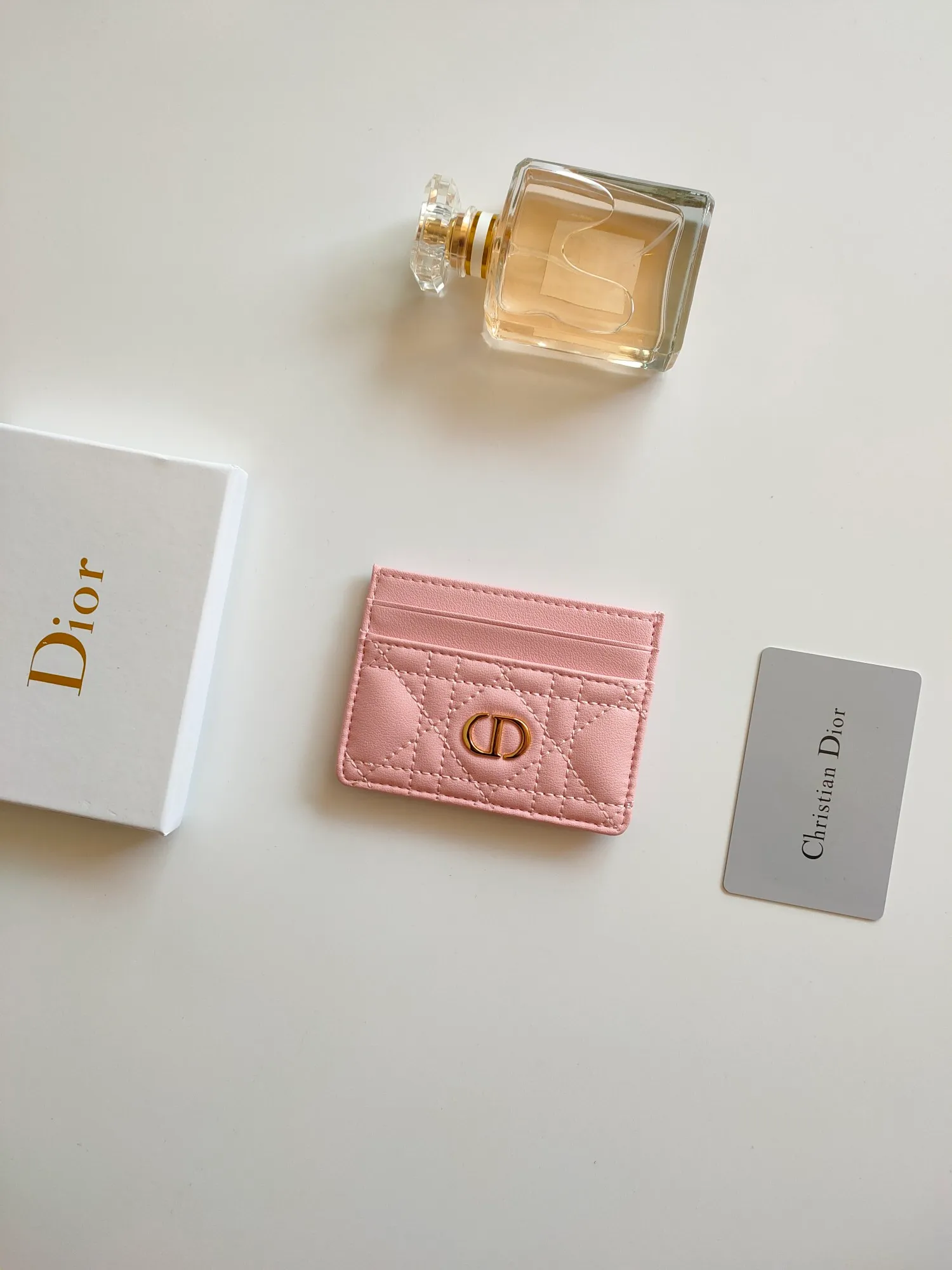 ￥90😍The Dior Caro five-compartment card holder is a new product this season, elegant and practical. Style number: S5130. Carefully crafted from soft cowhide, decorated with cannage pattern topstitching and embellished with the "CD" logo on the front. Elegant and sophisticated, it has five card slots and is suitable for various occasions. Size:10.5*7.5cm