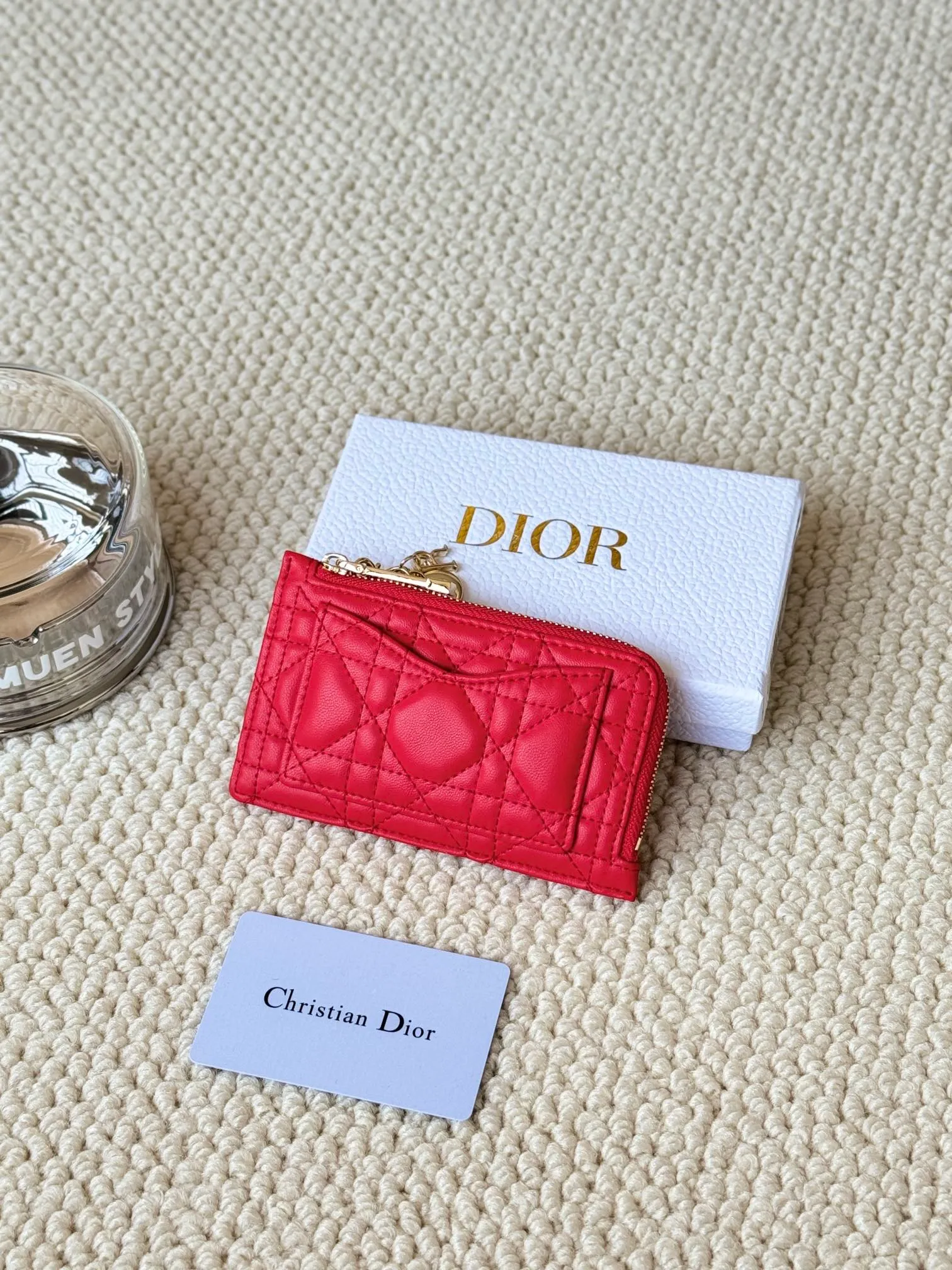 💰160Lady Dior Card Holder Sand color wallet I bought to fit into a waste bag, L-shaped opening, seven-zig card holder pull No.: S0965 There are too many front patch pockets to hold cards. The banknotes need to be folded 40% off, 30% off can be placed but it has a zipper. The size is 13.5*8.5*1.5 cm. The Dior card holder meets my various needs. Compared with other styles, it is thin, compact and has a large capacity. There is no conspicuous big LOGO, it will not scratch when placed in the bag, and it is relatively low-key and classic. There is a special place for access control cards, so you don’t need to mix them with bank cards. When I used to swipe access control cards, I couldn’t swipe them because there were too many cards, so I had to take out the access control cards separately. There is a zipper, so you don't have to worry about putting important things out, and the zipper is half-open, so it's more convenient to put things in and take things out than having only one side.
