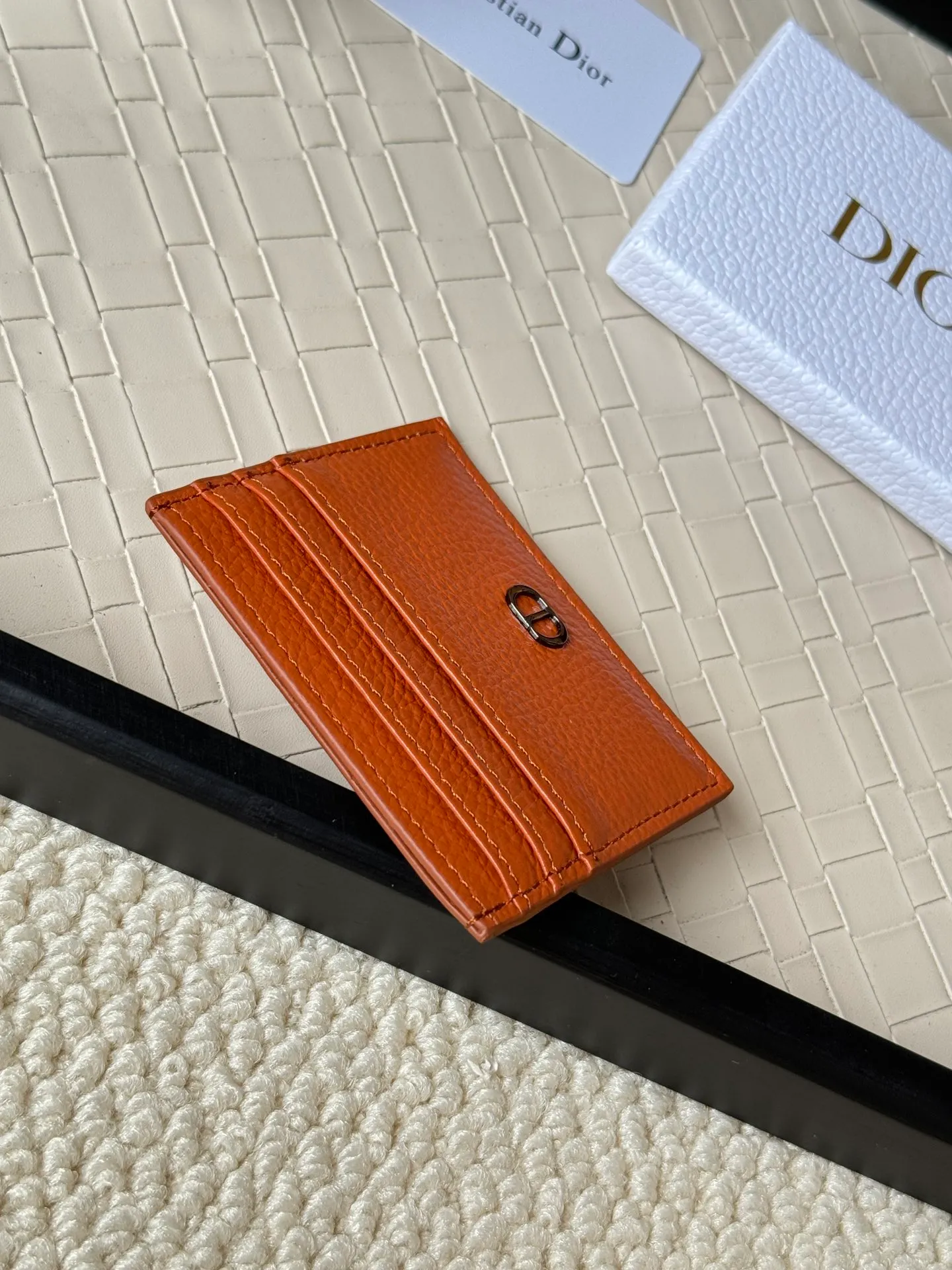 💰100 This Dior card holder is elegant and refined😍 carefully made of cowhide [strong]. There are 3 card slots on each side and 1 card slot on the top, which is exquisite and exquisite in shape. Style number: CH135 Size: 10*8cm