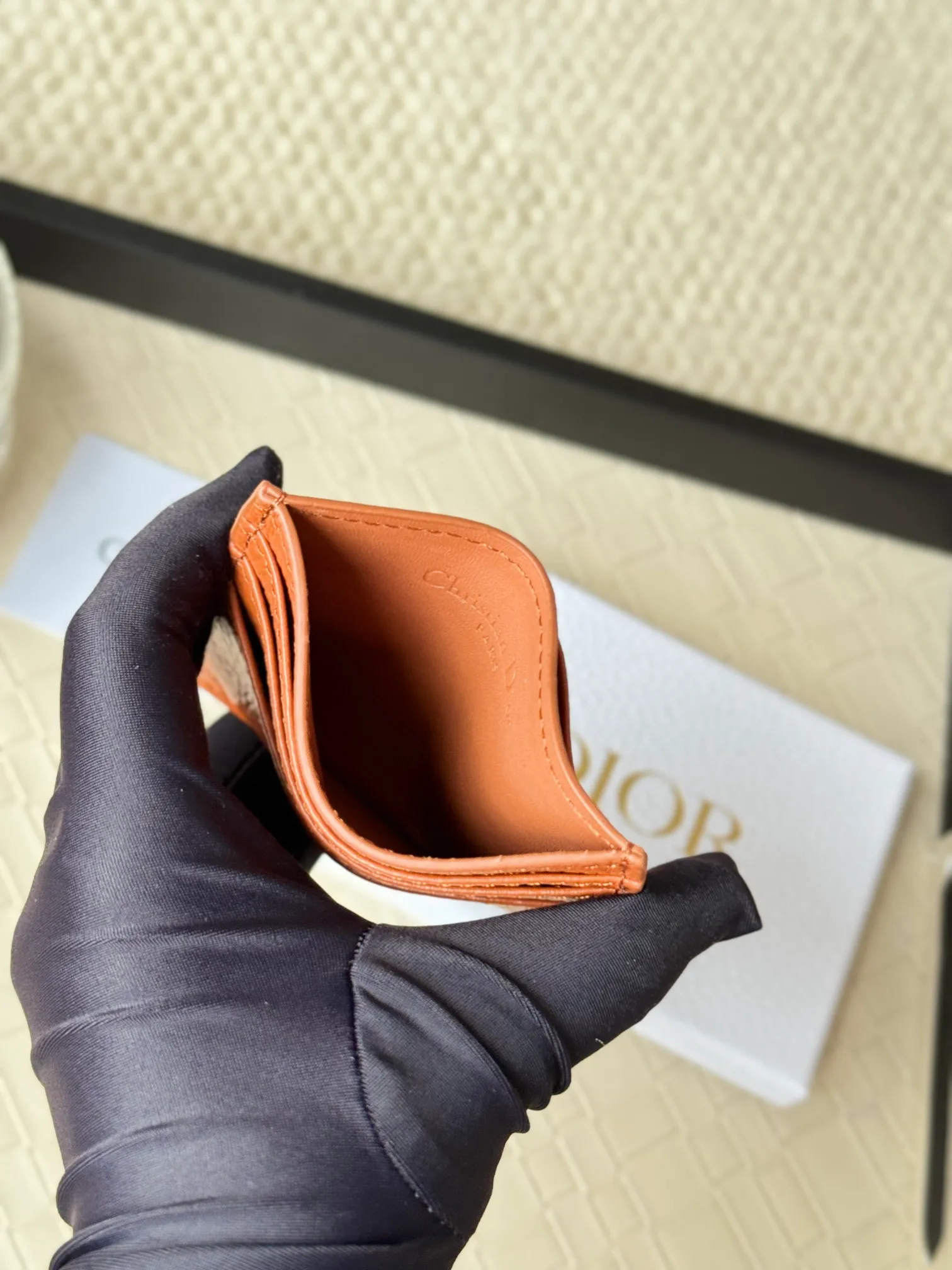 💰100 This Dior card holder is elegant and refined😍 carefully made of cowhide [strong]. There are 3 card slots on each side and 1 card slot on the top, which is exquisite and exquisite in shape. Style number: CH135 Size: 10*8cm