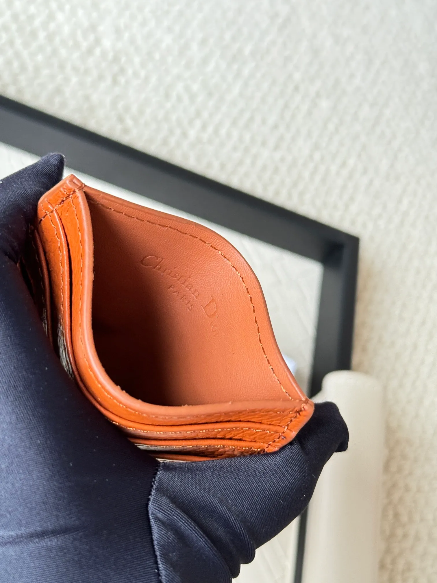 💰100 This Dior card holder is elegant and refined😍 carefully made of cowhide [strong]. There are 3 card slots on each side and 1 card slot on the top, which is exquisite and exquisite in shape. Style number: CH135 Size: 10*8cm