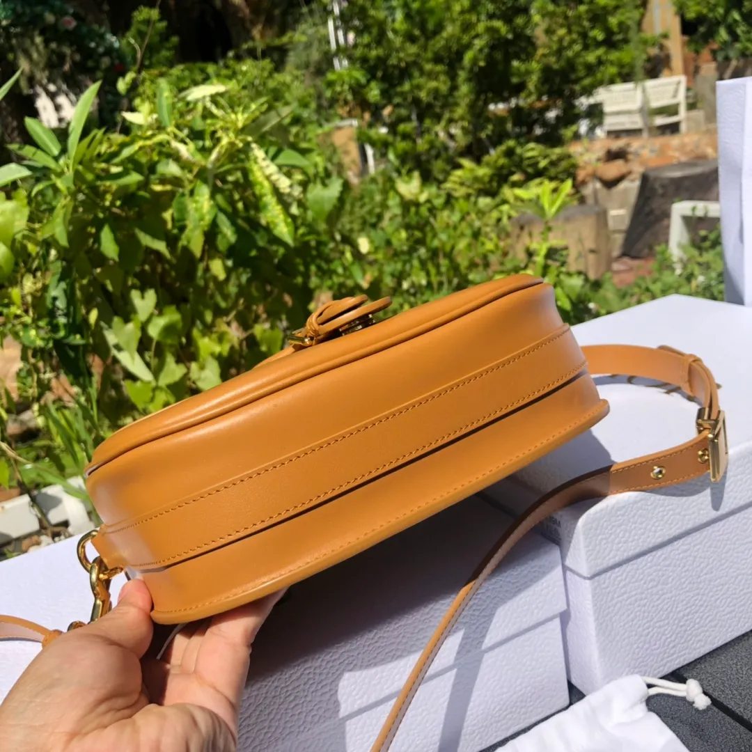 ❗️❗️❗️Free shipping with SF Express for year-end events❗️❗️❗️💰1760 Medium size: 22×17×6cm Dior Bobby’s new products are available in overseas channels! The new Dior saddle bag has finally arrived❗️This model is carefully made of camel-colored smooth cow leather, and the interior is designed with suede, which is soft and rich in texture. It has a flip-top magnetic buckle design and a "CD" buckle on the front as decoration. With a detachable and adjustable shoulder strap embellished with a military-style buckle, it can be worn on the shoulder, cross-body or handheld.