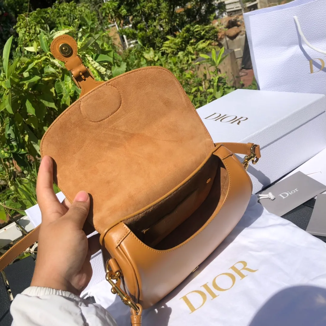 ❗️❗️❗️Free shipping with SF Express for year-end events❗️❗️❗️💰1760 Medium size: 22×17×6cm Dior Bobby’s new products are available in overseas channels! The new Dior saddle bag has finally arrived❗️This model is carefully made of camel-colored smooth cow leather, and the interior is designed with suede, which is soft and rich in texture. It has a flip-top magnetic buckle design and a "CD" buckle on the front as decoration. With a detachable and adjustable shoulder strap embellished with a military-style buckle, it can be worn on the shoulder, cross-body or handheld.