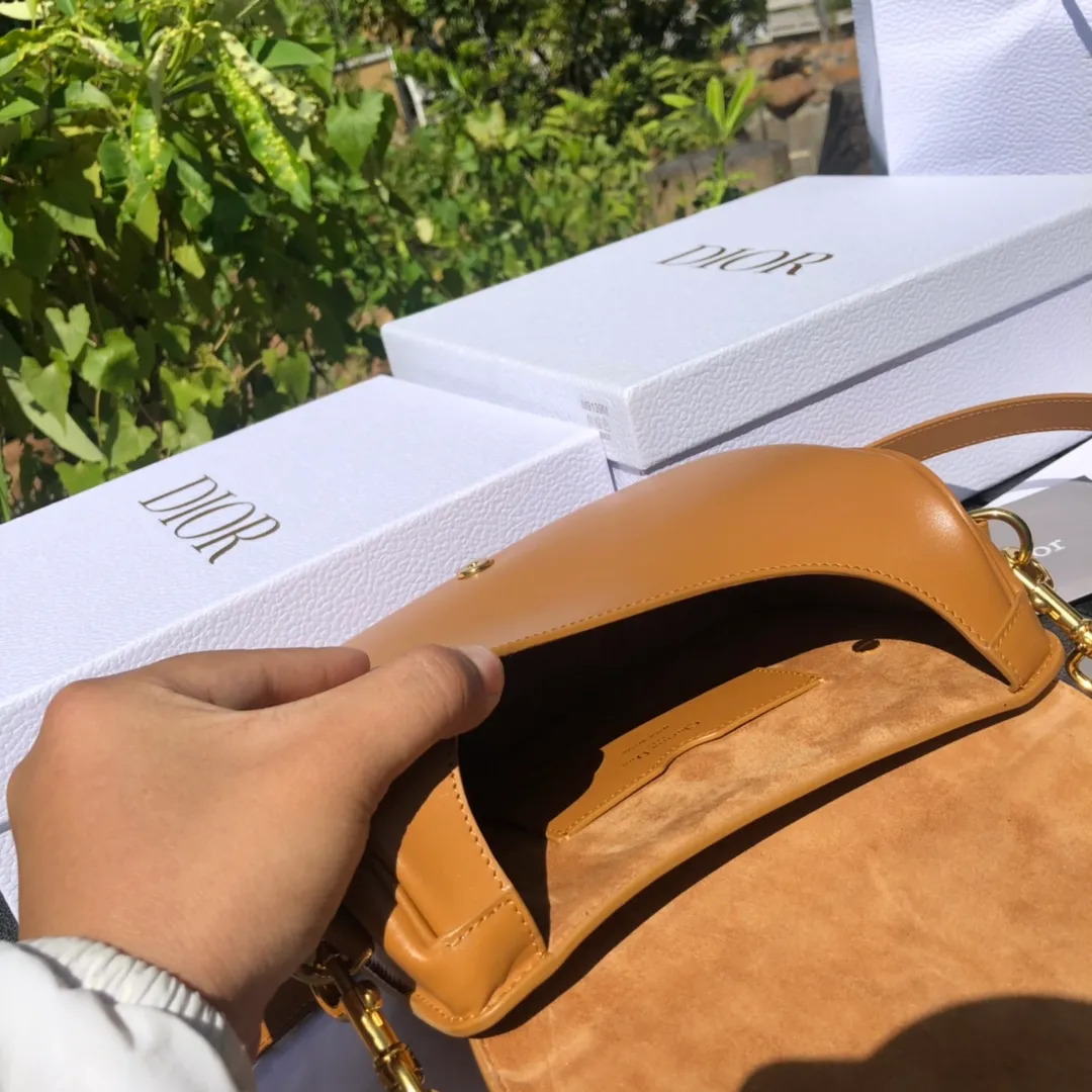 ❗️❗️❗️Free shipping with SF Express for year-end events❗️❗️❗️💰1760 Medium size: 22×17×6cm Dior Bobby’s new products are available in overseas channels! The new Dior saddle bag has finally arrived❗️This model is carefully made of camel-colored smooth cow leather, and the interior is designed with suede, which is soft and rich in texture. It has a flip-top magnetic buckle design and a "CD" buckle on the front as decoration. With a detachable and adjustable shoulder strap embellished with a military-style buckle, it can be worn on the shoulder, cross-body or handheld.