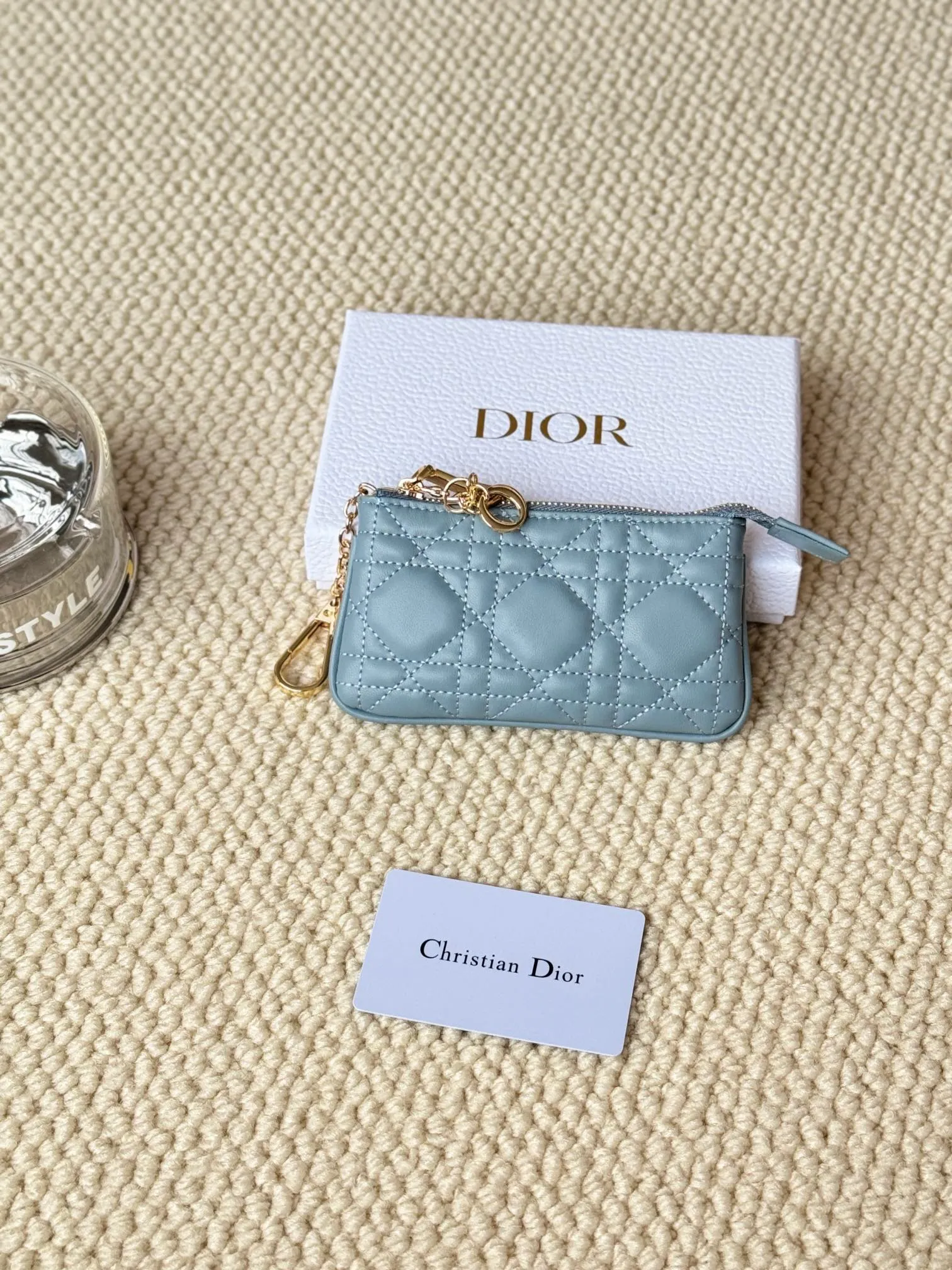 💰160 lambskin makes a zippered coin purse and key bag. Small, cute and mini. Size: 14.5*7.6cm Model: S0972UWHC_M30G This Dior Caro card holder is elegant and practical. Made of soft lambskin, carefully crafted and decorated with cannage pattern topstitching. Coin purse and key case 🔑 Compact and practical, unique and can store various daily necessities, suitable for various occasions.