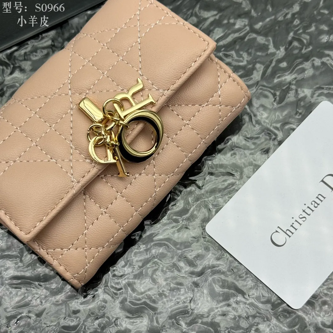 💰160 💎Top quality #pink 💕𝑫𝒊𝒐𝒓Authentic product available at counters💌Full leather inside and outside. Comes with picture box. Exclusive real shot#Built-in small sachet💕 This My Dior Glycine wallet is compact, practical and unique. Crafted from rouge sheep leather, decorated with cannage pattern and decorated with a D.I.O.R. charm on the front to enhance the style. Elegant and refined, it can store a variety of daily necessities, is suitable for various occasions, and can be matched with other My Dior items. D.I.O.R. charm on the front 2 card slots 1 zipped compartment 1 spacious interior compartment Made in Italy Reference number: S0966. Size:11x7.5x2.5cm
