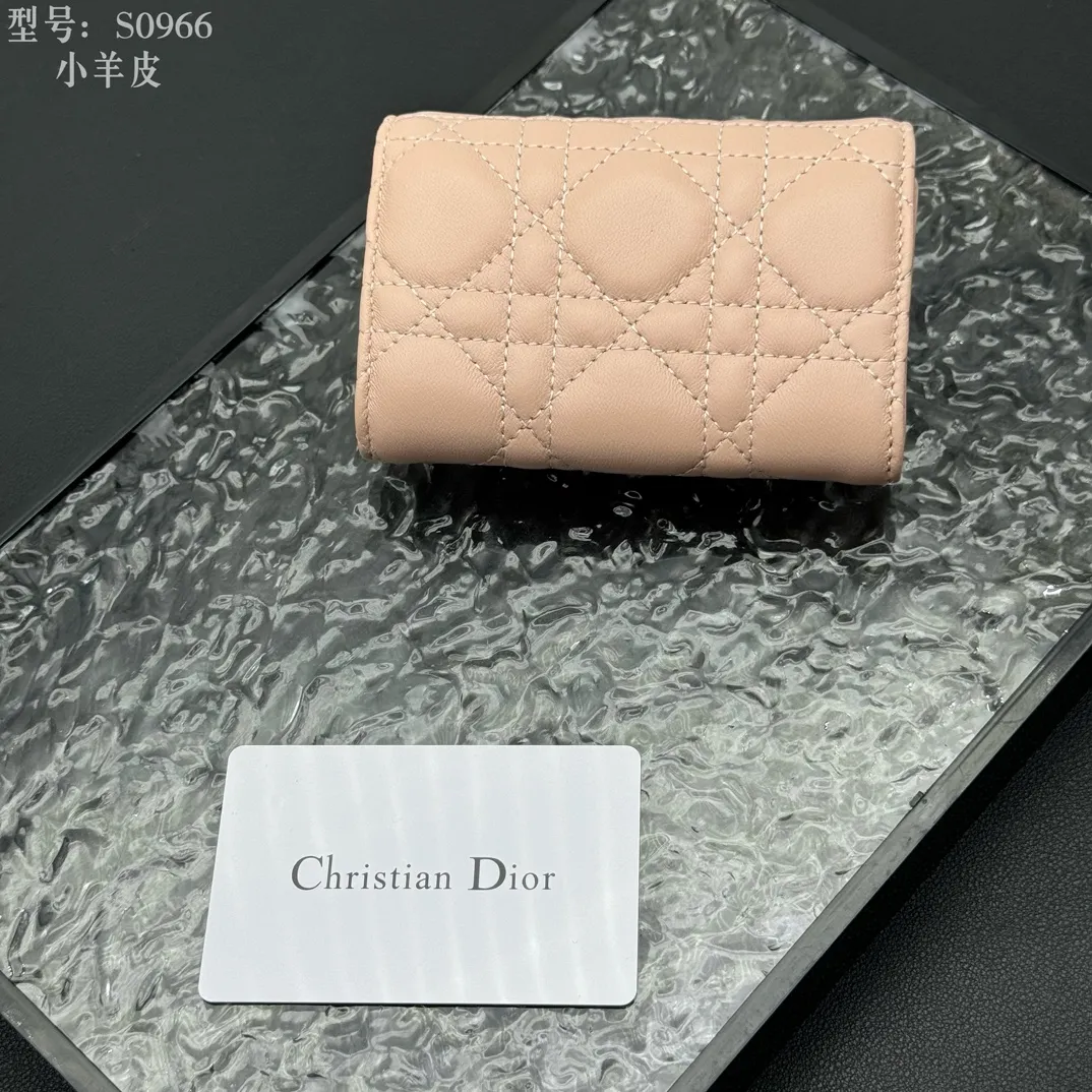 💰160 💎Top quality #pink 💕𝑫𝒊𝒐𝒓Authentic product available at counters💌Full leather inside and outside. Comes with picture box. Exclusive real shot#Built-in small sachet💕 This My Dior Glycine wallet is compact, practical and unique. Crafted from rouge sheep leather, decorated with cannage pattern and decorated with a D.I.O.R. charm on the front to enhance the style. Elegant and refined, it can store a variety of daily necessities, is suitable for various occasions, and can be matched with other My Dior items. D.I.O.R. charm on the front 2 card slots 1 zipped compartment 1 spacious interior compartment Made in Italy Reference number: S0966. Size:11x7.5x2.5cm