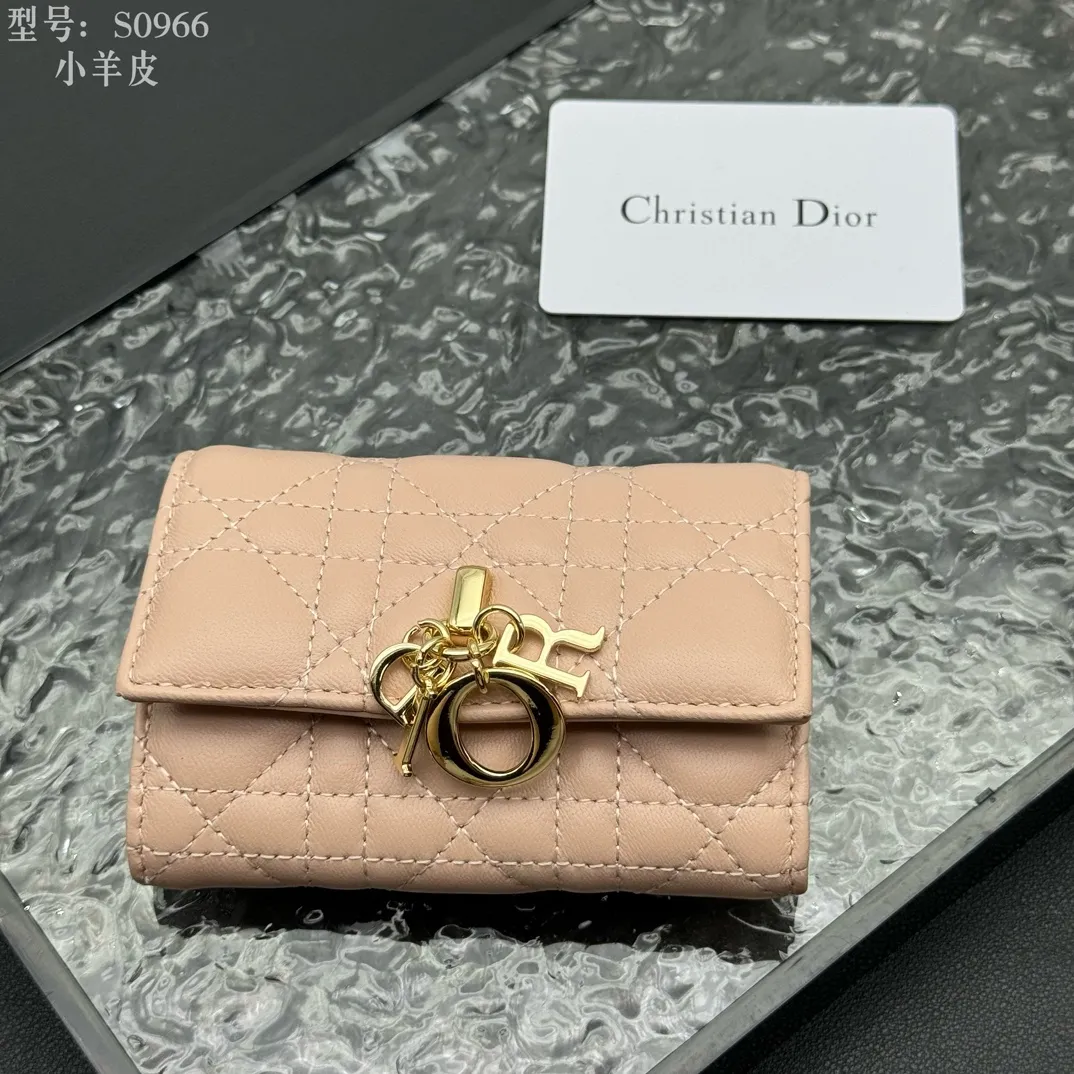 💰160 💎Top quality #pink 💕𝑫𝒊𝒐𝒓Authentic product available at counters💌Full leather inside and outside. Comes with picture box. Exclusive real shot#Built-in small sachet💕 This My Dior Glycine wallet is compact, practical and unique. Crafted from rouge sheep leather, decorated with cannage pattern and decorated with a D.I.O.R. charm on the front to enhance the style. Elegant and refined, it can store a variety of daily necessities, is suitable for various occasions, and can be matched with other My Dior items. D.I.O.R. charm on the front 2 card slots 1 zipped compartment 1 spacious interior compartment Made in Italy Reference number: S0966. Size:11x7.5x2.5cm