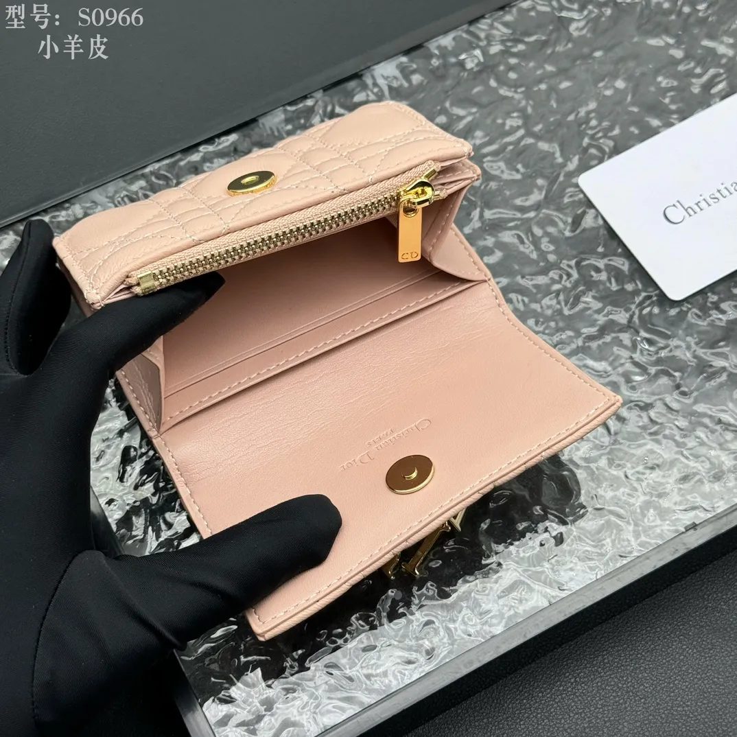 💰160 💎Top quality #pink 💕𝑫𝒊𝒐𝒓Authentic product available at counters💌Full leather inside and outside. Comes with picture box. Exclusive real shot#Built-in small sachet💕 This My Dior Glycine wallet is compact, practical and unique. Crafted from rouge sheep leather, decorated with cannage pattern and decorated with a D.I.O.R. charm on the front to enhance the style. Elegant and refined, it can store a variety of daily necessities, is suitable for various occasions, and can be matched with other My Dior items. D.I.O.R. charm on the front 2 card slots 1 zipped compartment 1 spacious interior compartment Made in Italy Reference number: S0966. Size:11x7.5x2.5cm