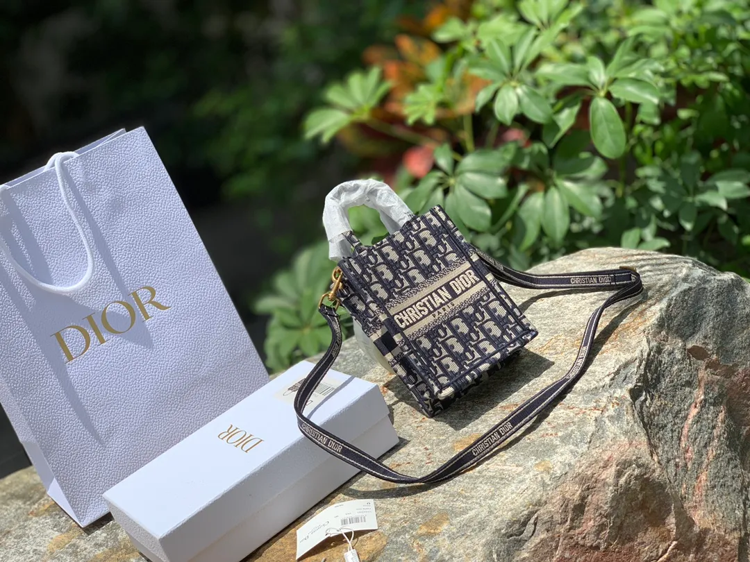 Top upgraded version 💰1160 letter size 13.5 × 5 × 18 CM original factory channel goods! The latest batch of counters in 2022! With thick textured jacquard embroidery, neat letter logo, and square shape, this bag can attract attention the moment it is launched! The vertical mini version is completely unobtrusive and can be easily worn by even small girls! The key is the latest models in the counter. All fashionistas can’t escape the word new model. Even if you pre-order offline now, it will take more than 6 months to get it! So our leading official website is selling it! The point is simple: genuine products from the original factory, no pressure to compare!