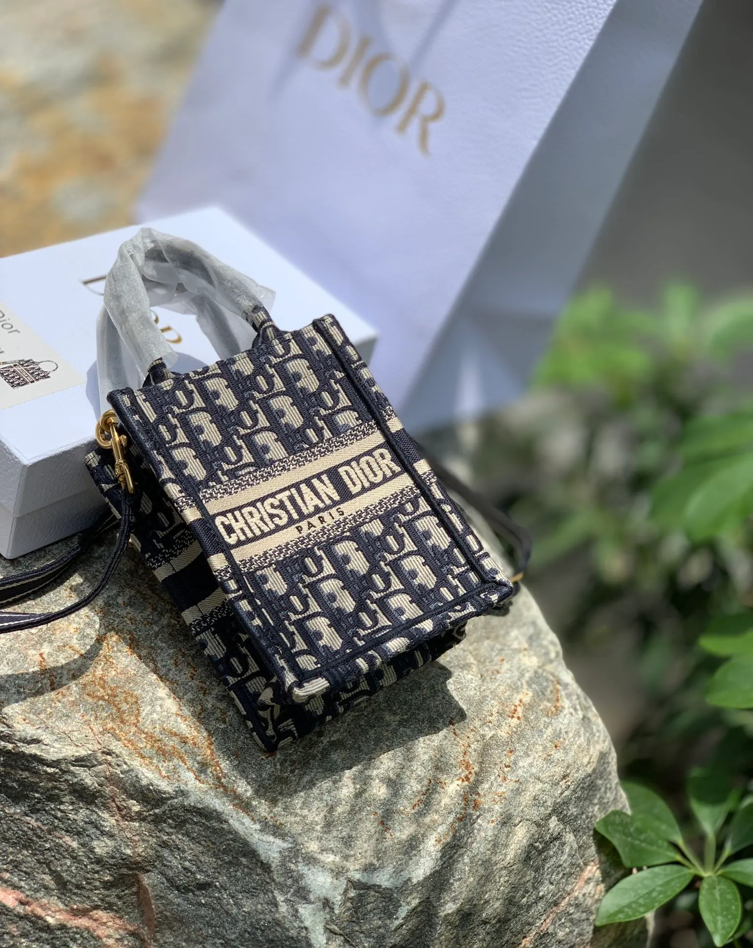 Top upgraded version 💰1160 letter size 13.5 × 5 × 18 CM original factory channel goods! The latest batch of counters in 2022! With thick textured jacquard embroidery, neat letter logo, and square shape, this bag can attract attention the moment it is launched! The vertical mini version is completely unobtrusive and can be easily worn by even small girls! The key is the latest models in the counter. All fashionistas can’t escape the word new model. Even if you pre-order offline now, it will take more than 6 months to get it! So our leading official website is selling it! The point is simple: genuine products from the original factory, no pressure to compare!