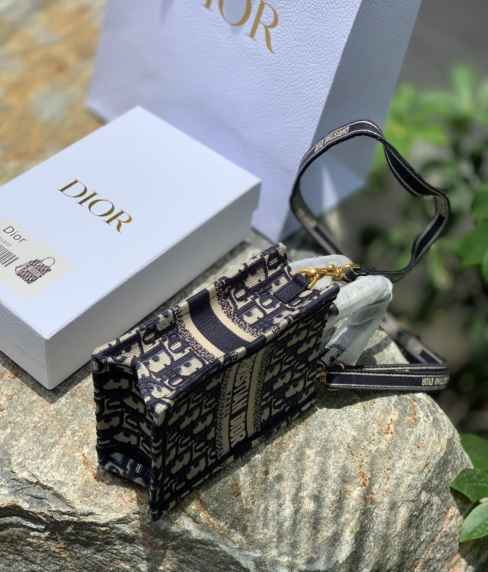Top upgraded version 💰1160 letter size 13.5 × 5 × 18 CM original factory channel goods! The latest batch of counters in 2022! With thick textured jacquard embroidery, neat letter logo, and square shape, this bag can attract attention the moment it is launched! The vertical mini version is completely unobtrusive and can be easily worn by even small girls! The key is the latest models in the counter. All fashionistas can’t escape the word new model. Even if you pre-order offline now, it will take more than 6 months to get it! So our leading official website is selling it! The point is simple: genuine products from the original factory, no pressure to compare!
