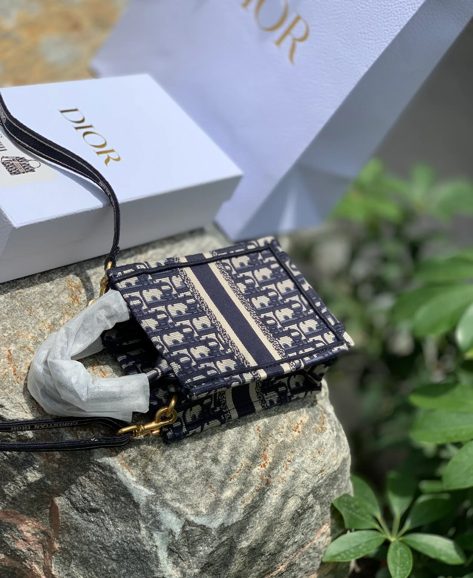 Top upgraded version 💰1160 letter size 13.5 × 5 × 18 CM original factory channel goods! The latest batch of counters in 2022! With thick textured jacquard embroidery, neat letter logo, and square shape, this bag can attract attention the moment it is launched! The vertical mini version is completely unobtrusive and can be easily worn by even small girls! The key is the latest models in the counter. All fashionistas can’t escape the word new model. Even if you pre-order offline now, it will take more than 6 months to get it! So our leading official website is selling it! The point is simple: genuine products from the original factory, no pressure to compare!