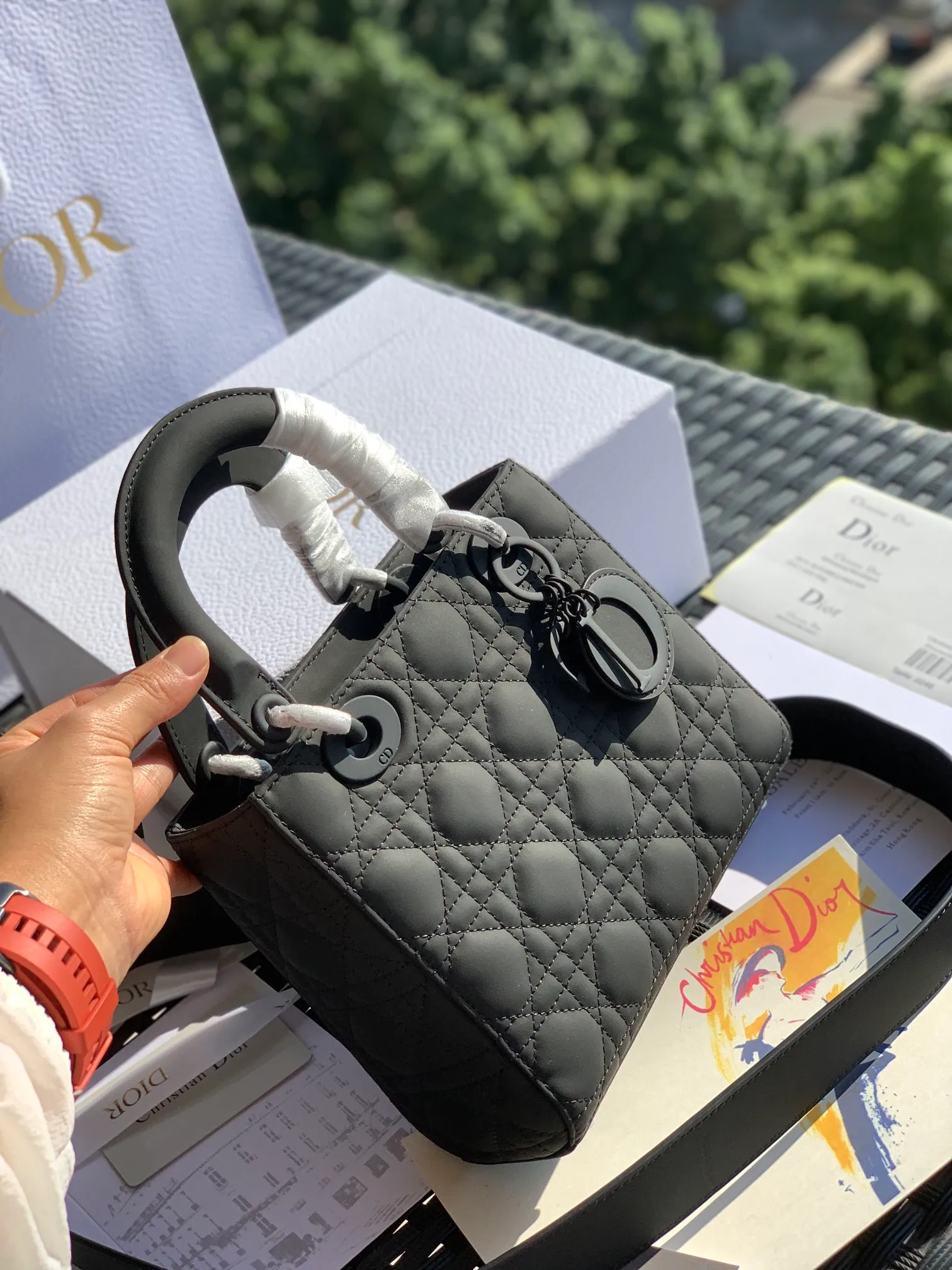 ❗️❗️❗️Free shipping with SF Express for year-end events❗️❗️❗️💰2000 Size 20x16.5x8CM If you want a larger capacity, you can choose the new Princess Diana bag 4 compartments frosted leather! ! Whether indoors or outdoors, the lighting is full of luxury! Compared with the old version of embroidery or patent leather, it is no more difficult to match! Hand-held directly from the elegant lady herself! Products from overseas original factory channels, European imported calfskin matte texture, original hardware paint process, classic seaming rhombus process, all details are consistent with the counter standard! Quality is trustworthy!