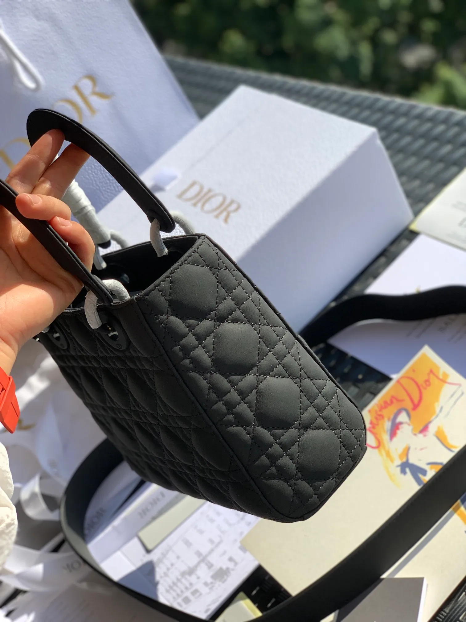 ❗️❗️❗️Free shipping with SF Express for year-end events❗️❗️❗️💰2000 Size 20x16.5x8CM If you want a larger capacity, you can choose the new Princess Diana bag 4 compartments frosted leather! ! Whether indoors or outdoors, the lighting is full of luxury! Compared with the old version of embroidery or patent leather, it is no more difficult to match! Hand-held directly from the elegant lady herself! Products from overseas original factory channels, European imported calfskin matte texture, original hardware paint process, classic seaming rhombus process, all details are consistent with the counter standard! Quality is trustworthy!