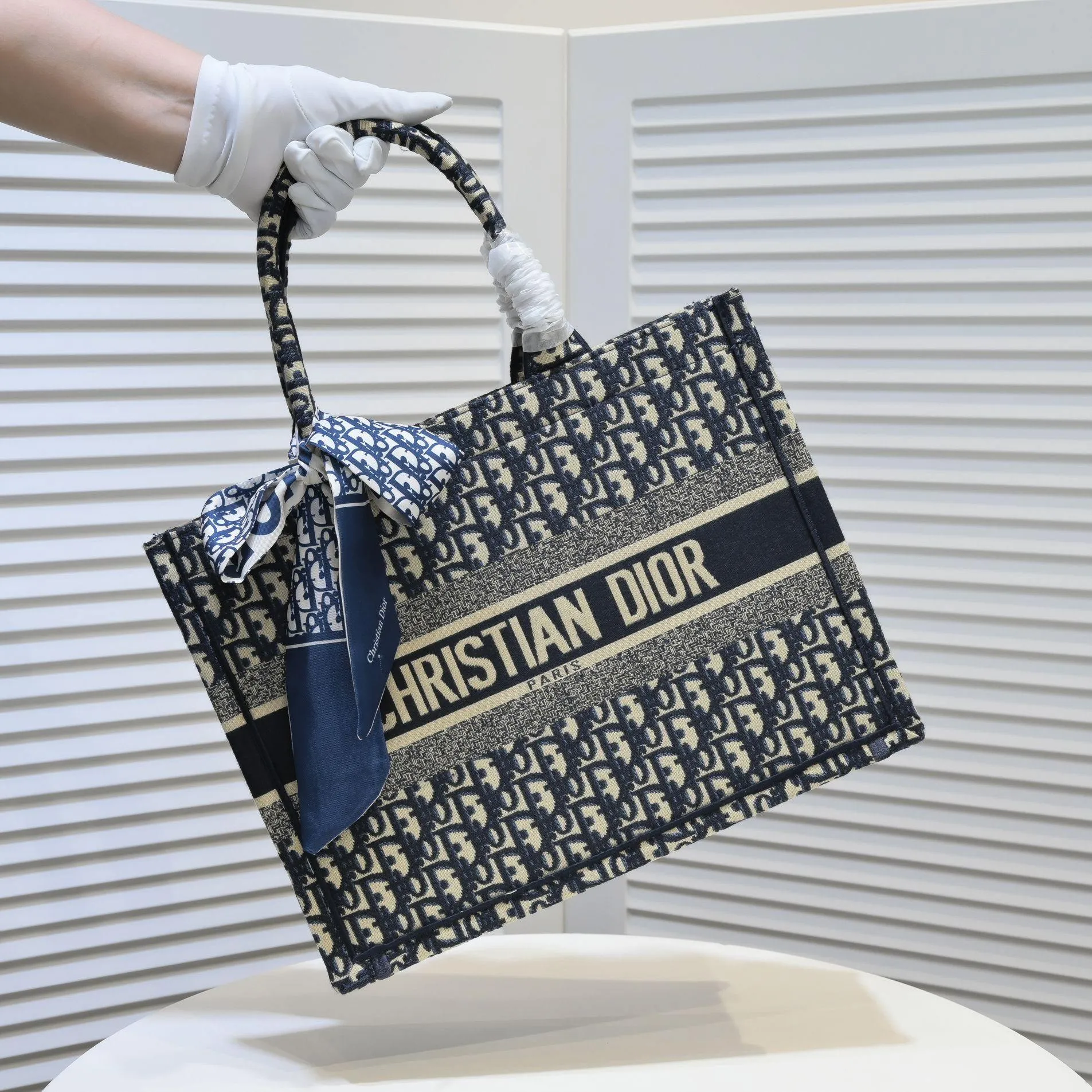💰340￥Small size with silk scarf and overlock🔜Dior new shopping bag at Dior counter! Counters are updated simultaneously! Limited edition of the same style as the stars! Super stylish! Imported fabric👍high-end quality! Model: 8034 Size: 36*27*16cm