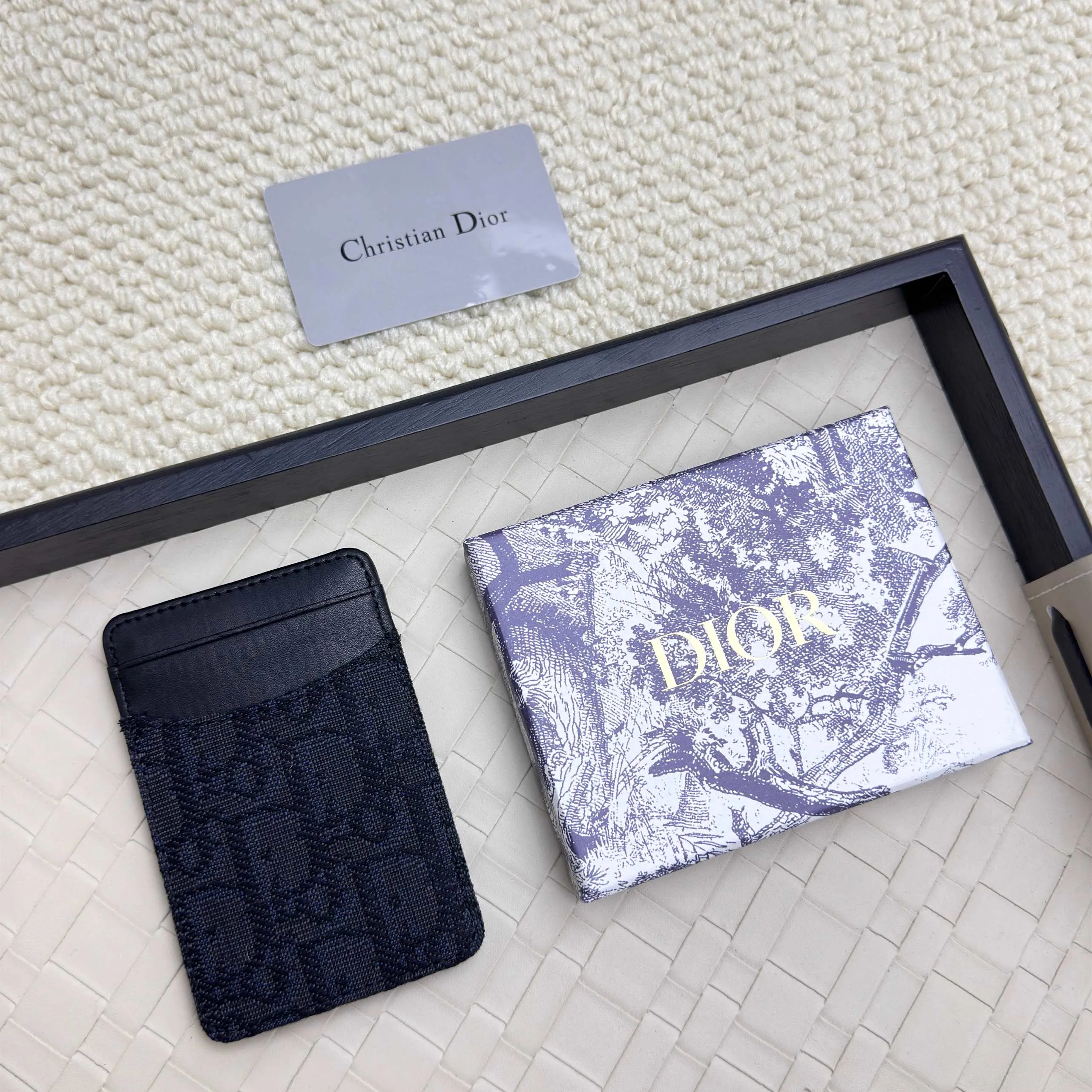 💰100 Dior's new card holder Size: 11*7.5*1, model 2379. It is carefully made of soft cowhide, decorated with cannage pattern topstitching, and embellished with the "CD" logo on the front. Elegant and refined,
