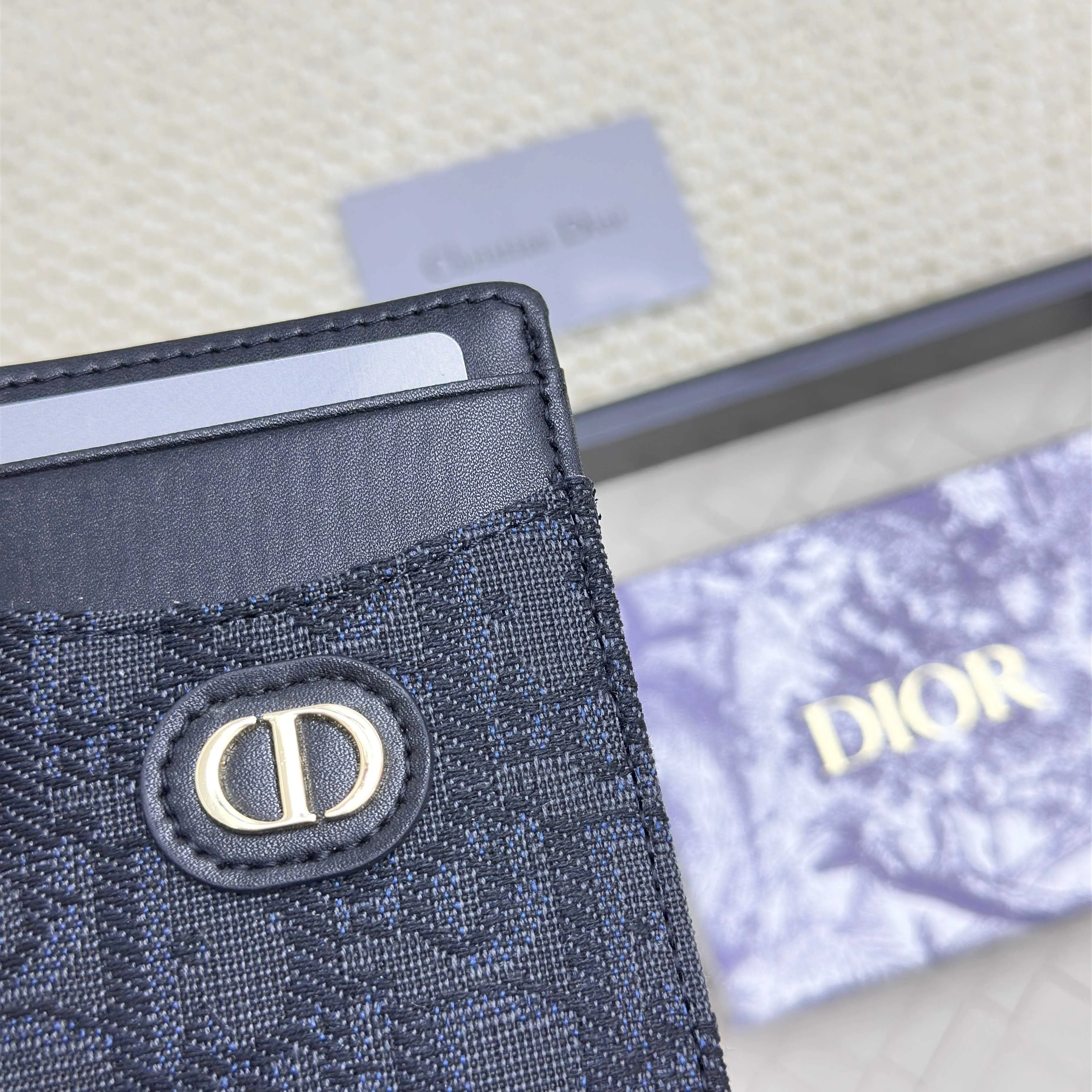 💰100 Dior's new card holder Size: 11*7.5*1, model 2379. It is carefully made of soft cowhide, decorated with cannage pattern topstitching, and embellished with the "CD" logo on the front. Elegant and refined,