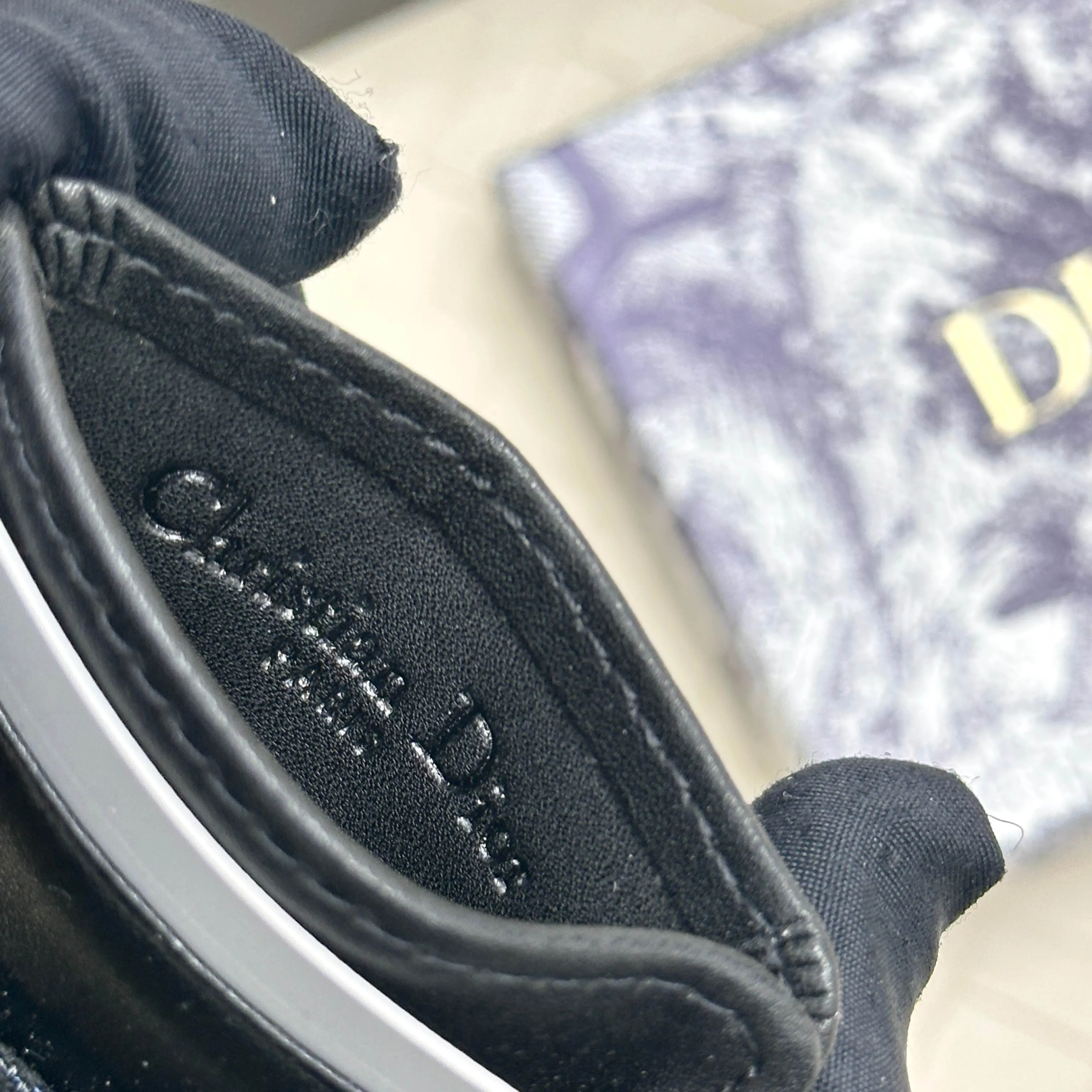 💰100 Dior's new card holder Size: 11*7.5*1, model 2379. It is carefully made of soft cowhide, decorated with cannage pattern topstitching, and embellished with the "CD" logo on the front. Elegant and refined,
