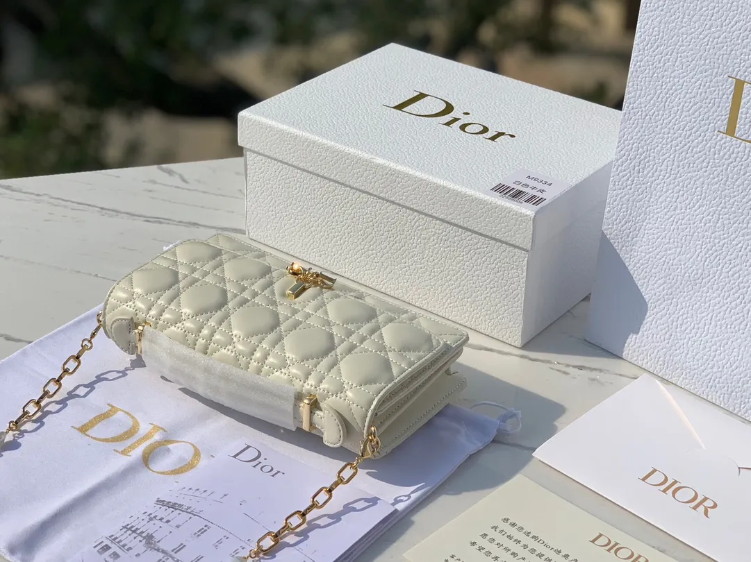 Top upgraded version 💰1760 Size 21✖️11.5✖️4.5cm Lady Dior's hot new early spring clutch bag, made of soft lambskin material imported from Hong Kong trading company, soft and delicate, the pearl-embellished chain is more delicate, the real thing is so beautiful, 🉑️Hand-held or cross-body, multiple carrying methods, elegant temperament in one hand