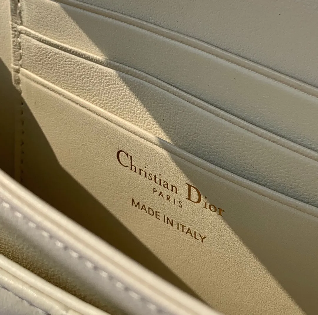 Top upgraded version 💰1760 Size 21✖️11.5✖️4.5cm Lady Dior's hot new early spring clutch bag, made of soft lambskin material imported from Hong Kong trading company, soft and delicate, the pearl-embellished chain is more delicate, the real thing is so beautiful, 🉑️Hand-held or cross-body, multiple carrying methods, elegant temperament in one hand