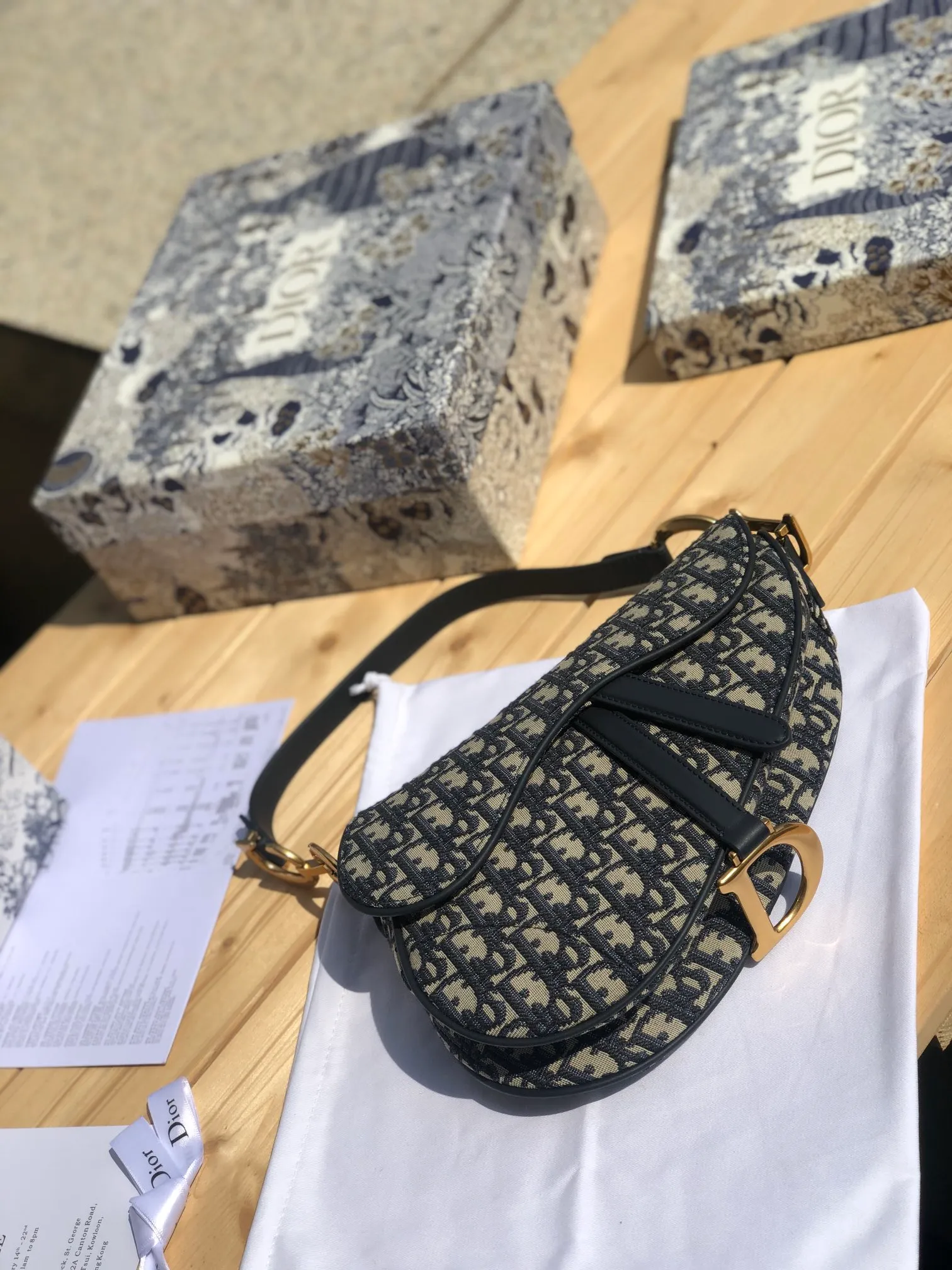 ❗️❗️❗️Free shipping with SF Express for year-end events❗️❗️❗️💰1360 Size: 25×20×6.5cm Dior overseas channel resources specialize in saddle bag large size ❗️The most classic color scheme of Dior Saddle Bag is of course Oblique jacquard, embellished with cow leather and golden retro metal accessories. Can be used as a shoulder or hand carry. The bag cover presents a natural curvature, and the flip-top suction buckle design is simple and elegant, highlighting the perfect and exquisite craftsmanship of the bag. This saddle bag caused a sensation in the fashion world when it was first launched, not only leading the trend of retro style. The Dior saddle bag is a retro tool. Pick it up and you will immediately get the strongest retro style.