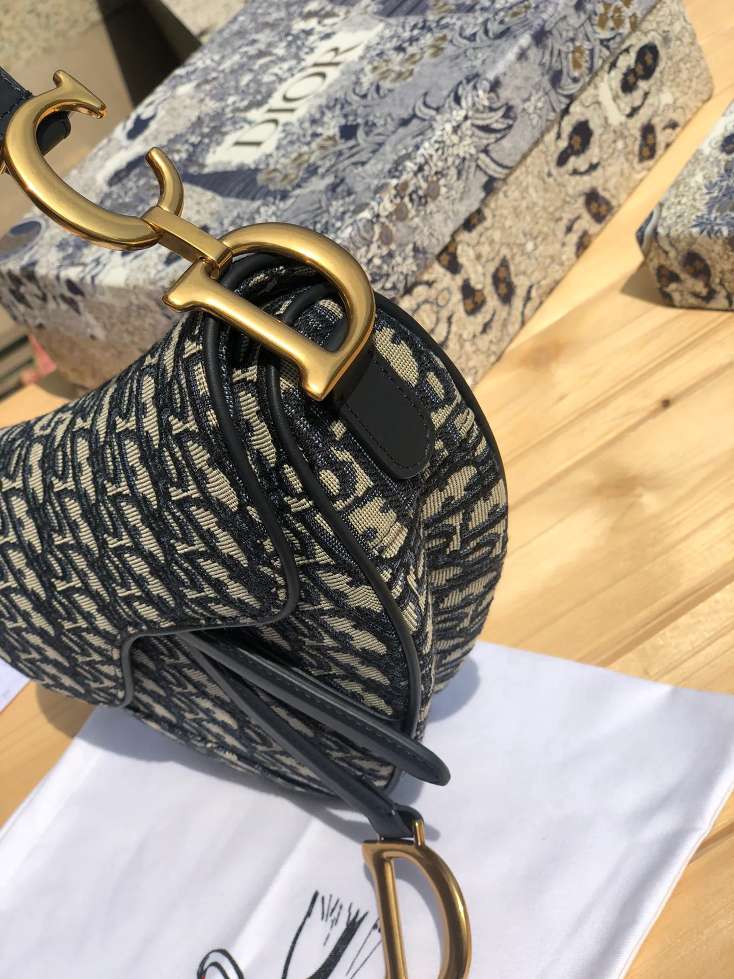 ❗️❗️❗️Free shipping with SF Express for year-end events❗️❗️❗️💰1360 Size: 25×20×6.5cm Dior overseas channel resources specialize in saddle bag large size ❗️The most classic color scheme of Dior Saddle Bag is of course Oblique jacquard, embellished with cow leather and golden retro metal accessories. Can be used as a shoulder or hand carry. The bag cover presents a natural curvature, and the flip-top suction buckle design is simple and elegant, highlighting the perfect and exquisite craftsmanship of the bag. This saddle bag caused a sensation in the fashion world when it was first launched, not only leading the trend of retro style. The Dior saddle bag is a retro tool. Pick it up and you will immediately get the strongest retro style.