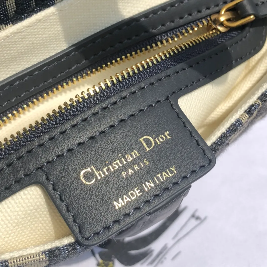 ❗️❗️❗️Free shipping with SF Express for year-end events❗️❗️❗️💰1360 Size: 25×20×6.5cm Dior overseas channel resources specialize in saddle bag large size ❗️The most classic color scheme of Dior Saddle Bag is of course Oblique jacquard, embellished with cow leather and golden retro metal accessories. Can be used as a shoulder or hand carry. The bag cover presents a natural curvature, and the flip-top suction buckle design is simple and elegant, highlighting the perfect and exquisite craftsmanship of the bag. This saddle bag caused a sensation in the fashion world when it was first launched, not only leading the trend of retro style. The Dior saddle bag is a retro tool. Pick it up and you will immediately get the strongest retro style.