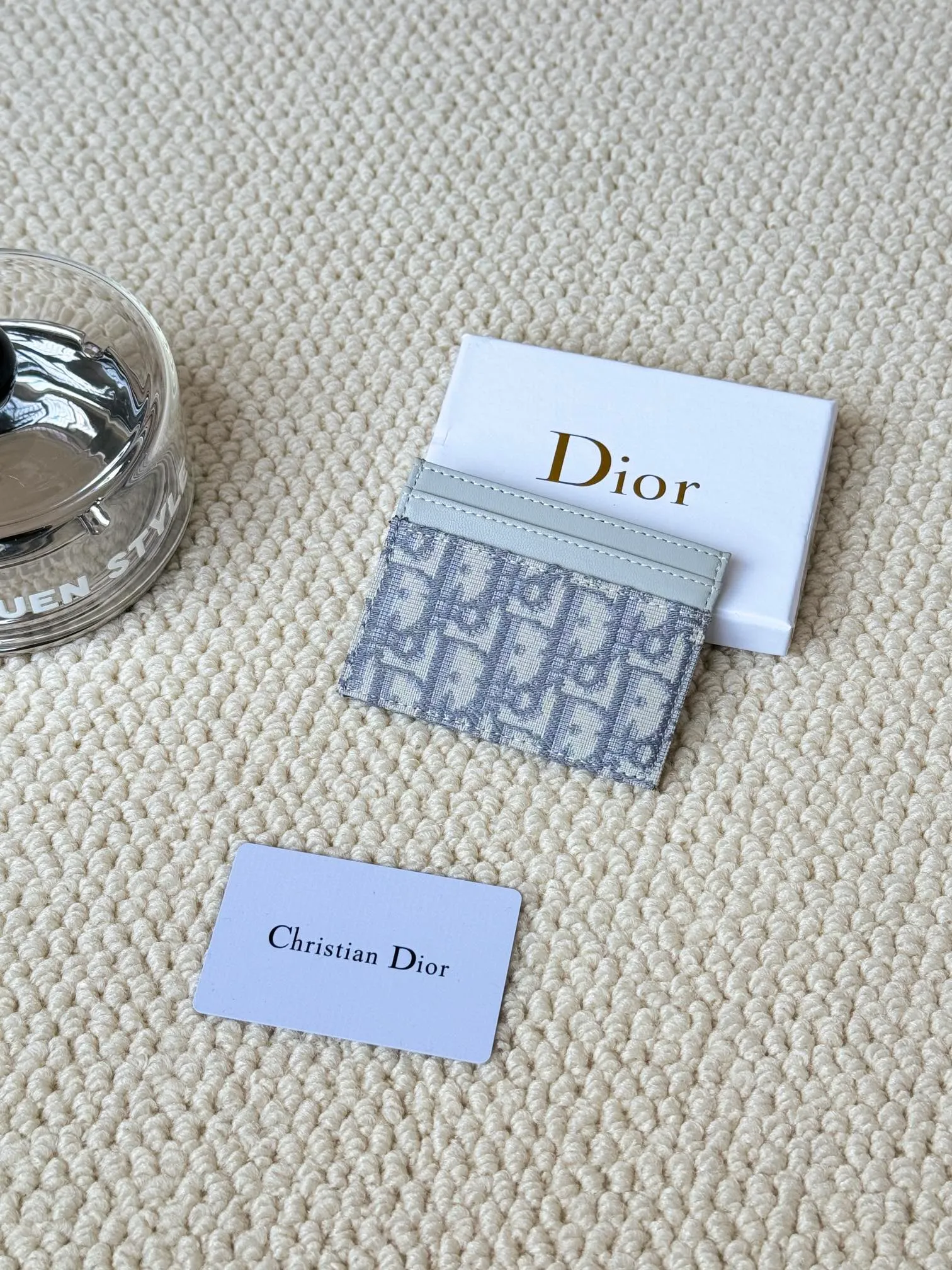 💰100 dior's card holder -30 Montaigne card holder is exquisite and elegant. Made of blue jacquard fabric, detailed with Oblique print and CD logo on the front. Practical and compact, it can store small daily necessities and can be easily put into various handbags. CD logo on front 2 card slots 1 patch pocket Number: S2152 Dimensions: 10 x 7.5 x 0.5 cm
