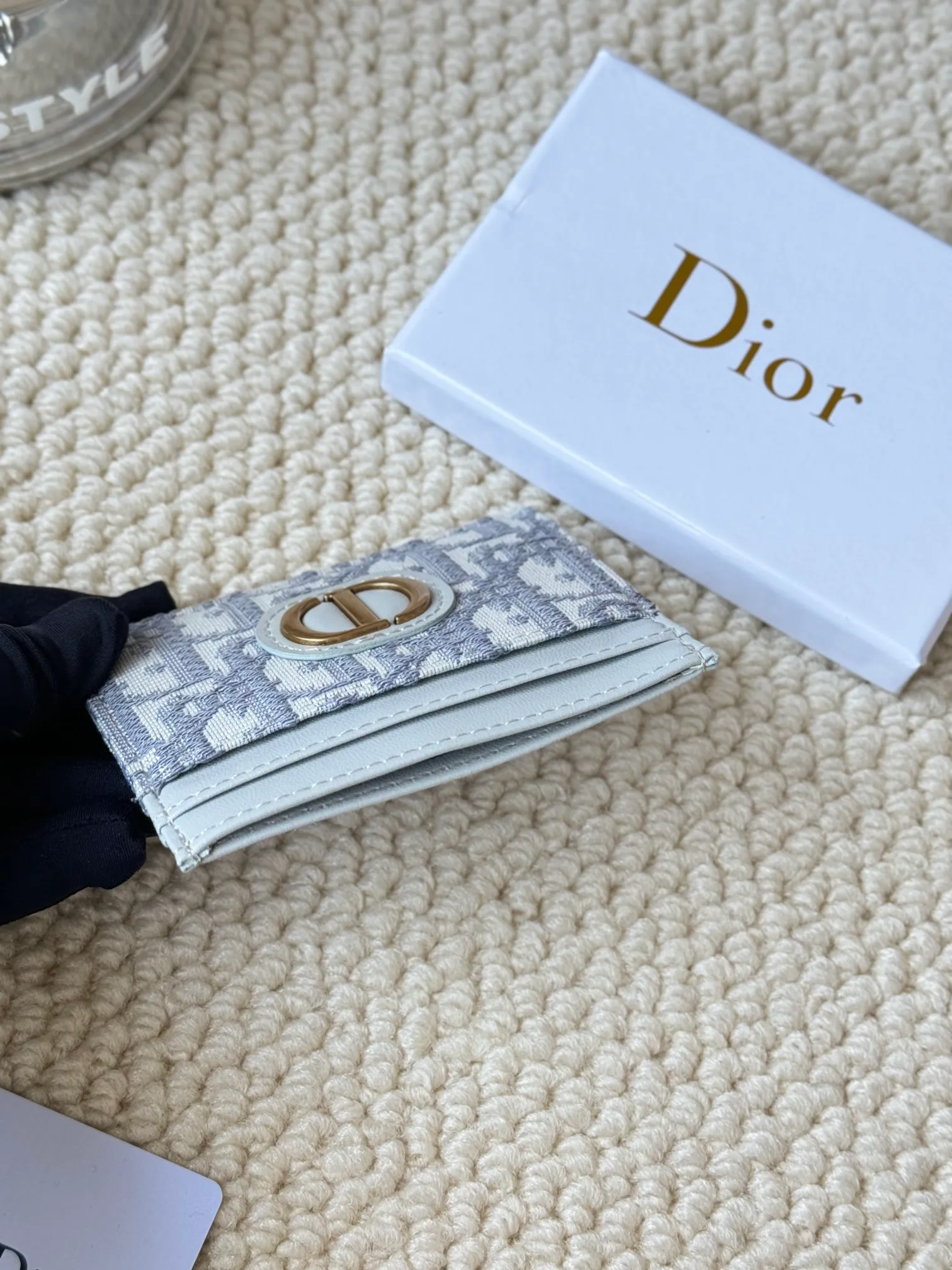 💰100 dior's card holder -30 Montaigne card holder is exquisite and elegant. Made of blue jacquard fabric, detailed with Oblique print and CD logo on the front. Practical and compact, it can store small daily necessities and can be easily put into various handbags. CD logo on front 2 card slots 1 patch pocket Number: S2152 Dimensions: 10 x 7.5 x 0.5 cm