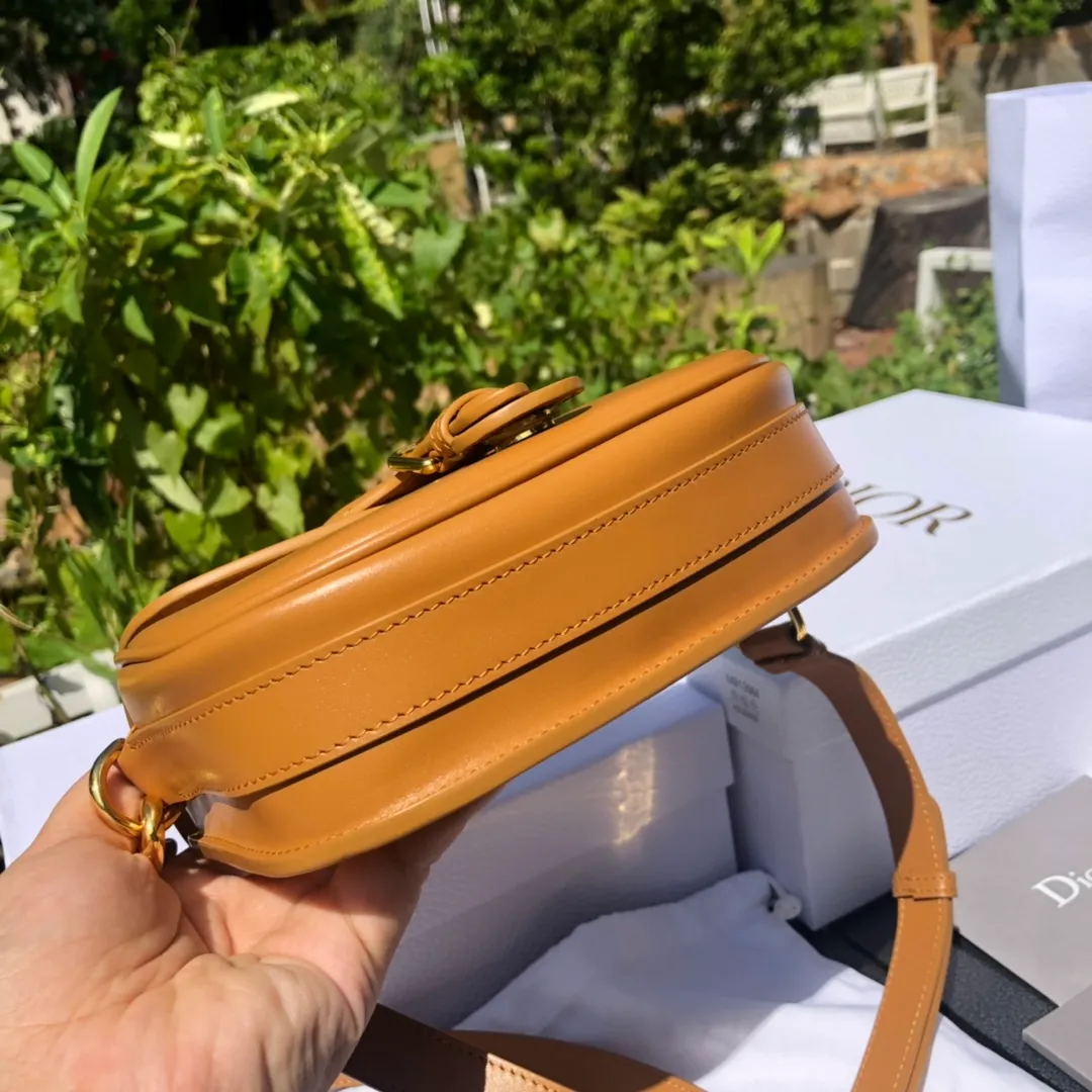 ❗️❗️❗️Free shipping with SF Express for year-end event❗️❗️❗️💰1700 Small size: 18×14×5cm Dior’s new products are available through overseas channels! The Dior Bobby bag is designed as a shoulder bag, highlighting its elegant silhouette and harmonious proportions. This small bag is crafted from camel glossy calfskin and accented with antiqued gold hardware for added style. The interior is designed with suede leather, which is soft and rich in texture. With a detachable and adjustable shoulder strap embellished with a military-style buckle, it can be worn on the shoulder, cross-body or handheld.