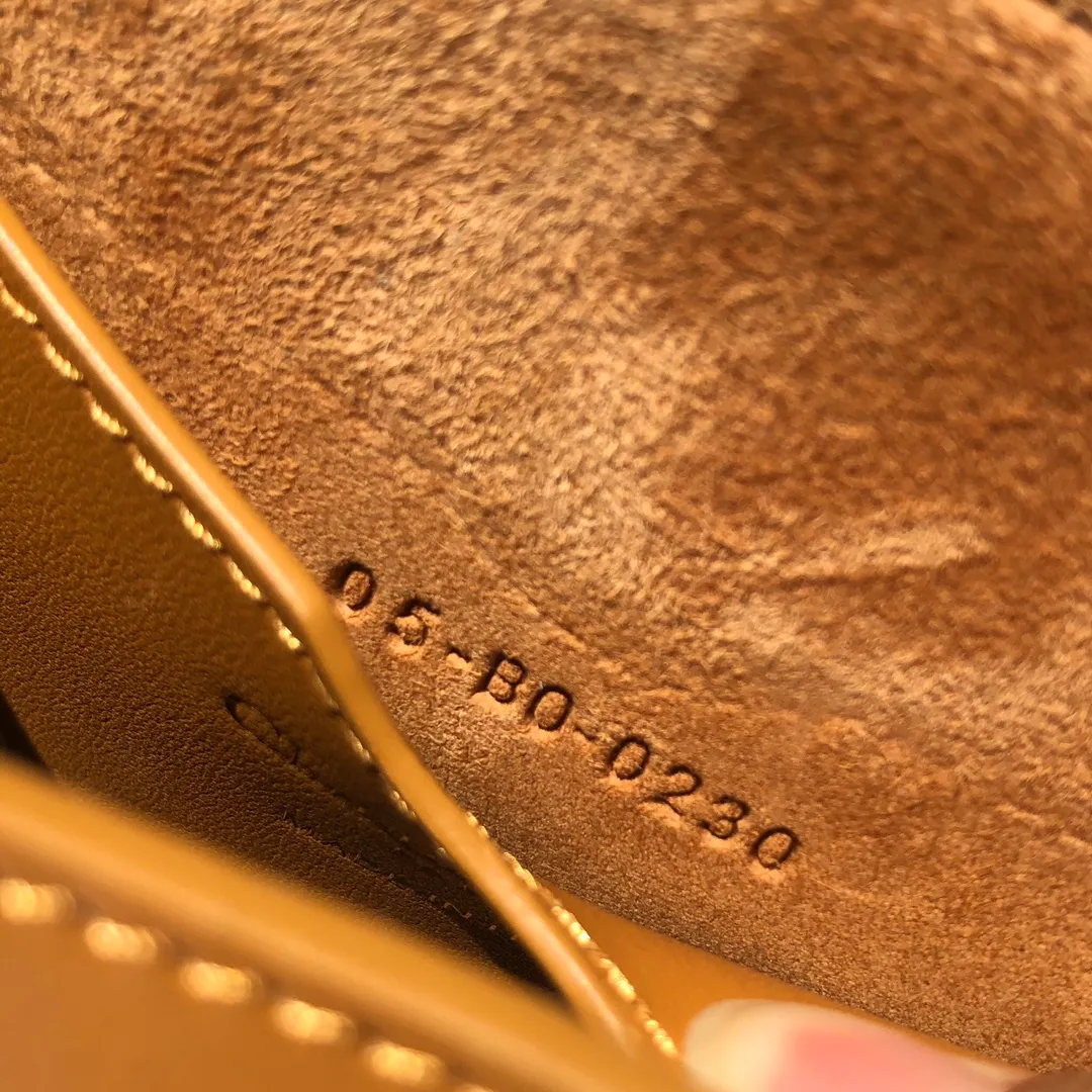 ❗️❗️❗️Free shipping with SF Express for year-end event❗️❗️❗️💰1700 Small size: 18×14×5cm Dior’s new products are available through overseas channels! The Dior Bobby bag is designed as a shoulder bag, highlighting its elegant silhouette and harmonious proportions. This small bag is crafted from camel glossy calfskin and accented with antiqued gold hardware for added style. The interior is designed with suede leather, which is soft and rich in texture. With a detachable and adjustable shoulder strap embellished with a military-style buckle, it can be worn on the shoulder, cross-body or handheld.