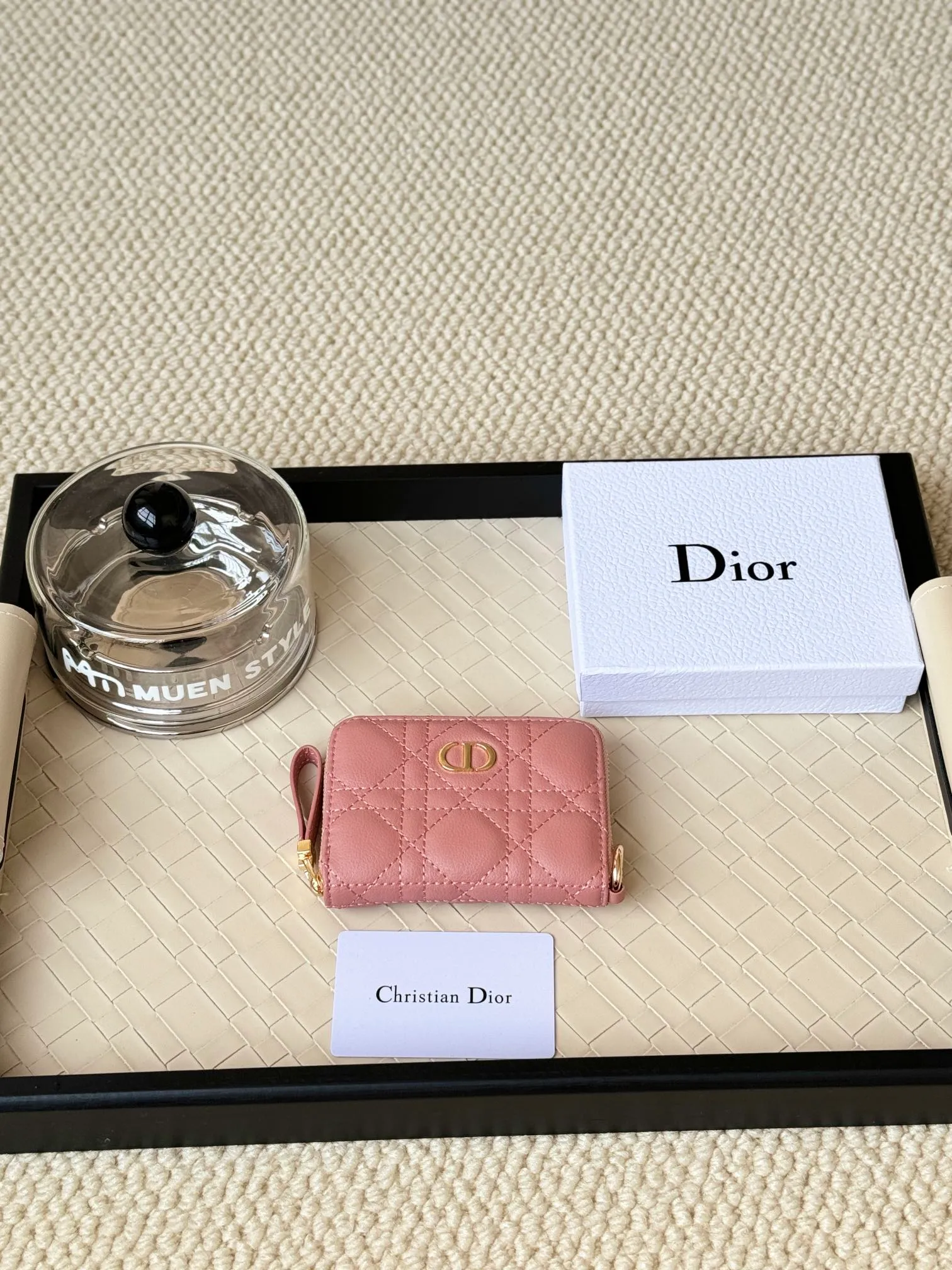 💰150 Dior New Caro Zippered Card Holder I love it. I originally wanted to buy a wallet, but I fell in love with this card holder. The size is just right and there are enough card slots. When Sydney is on lockdown and you can't go to the store, SA will send you photos and payment links. It's very convenient. I paid in the morning and received it in the afternoon. I think it looks better than the zipper card holder in C. The small metal ring next to the zipper is convenient for connecting the card holder to the bag and is not easy to lose. The calfskin material feels great. No.: S5034 Carol grain (size 9*11cm)