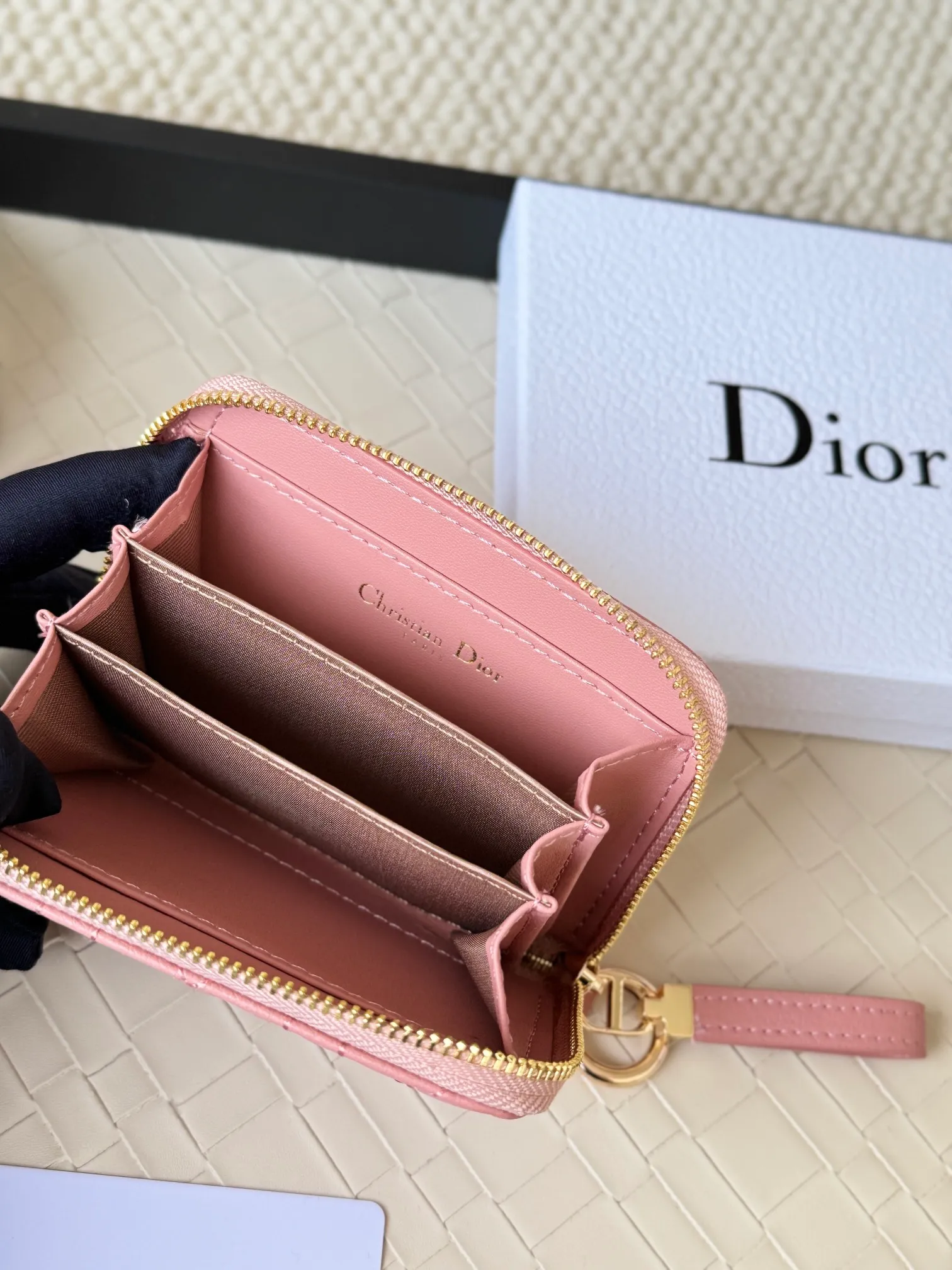 💰150 Dior New Caro Zippered Card Holder I love it. I originally wanted to buy a wallet, but I fell in love with this card holder. The size is just right and there are enough card slots. When Sydney is on lockdown and you can't go to the store, SA will send you photos and payment links. It's very convenient. I paid in the morning and received it in the afternoon. I think it looks better than the zipper card holder in C. The small metal ring next to the zipper is convenient for connecting the card holder to the bag and is not easy to lose. The calfskin material feels great. No.: S5034 Carol grain (size 9*11cm)