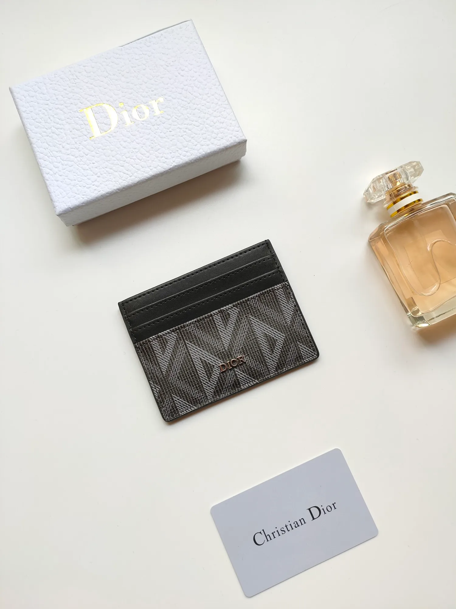 ￥90 [Rose] This Dior card holder is elegant and refined 😍 Carefully made of Dior jacquard fabric and cowhide [strong] decorated with Oblique print. There are 3 card slots on each side and 1 card slot on the top, which is exquisite and exquisite in shape. Style number: CH135 Size: 10*8cm
