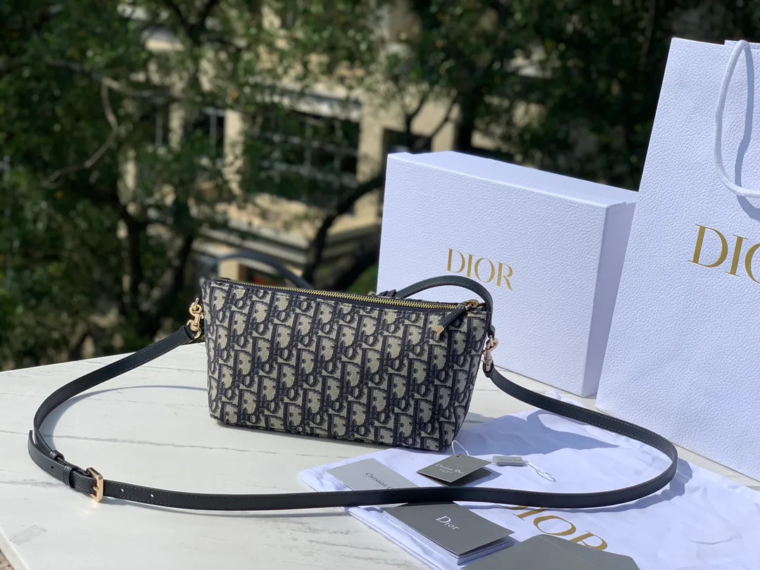 Top upgraded version💰1500 Dimensions: 22×13×9.5cm The latest DIOR Nomad lunch box bag (with shoulder strap), another highly recommended one! Lunch box bags have become popular in recent years🔥It’s so cute whoever uses it. Made of retro floral canvas, it can be kneaded at will without deformation. It comes with a long shoulder strap that can be freely detached. This bag cabinet is also hard to find. It can be carried all year round, so don’t worry about buying it directly!