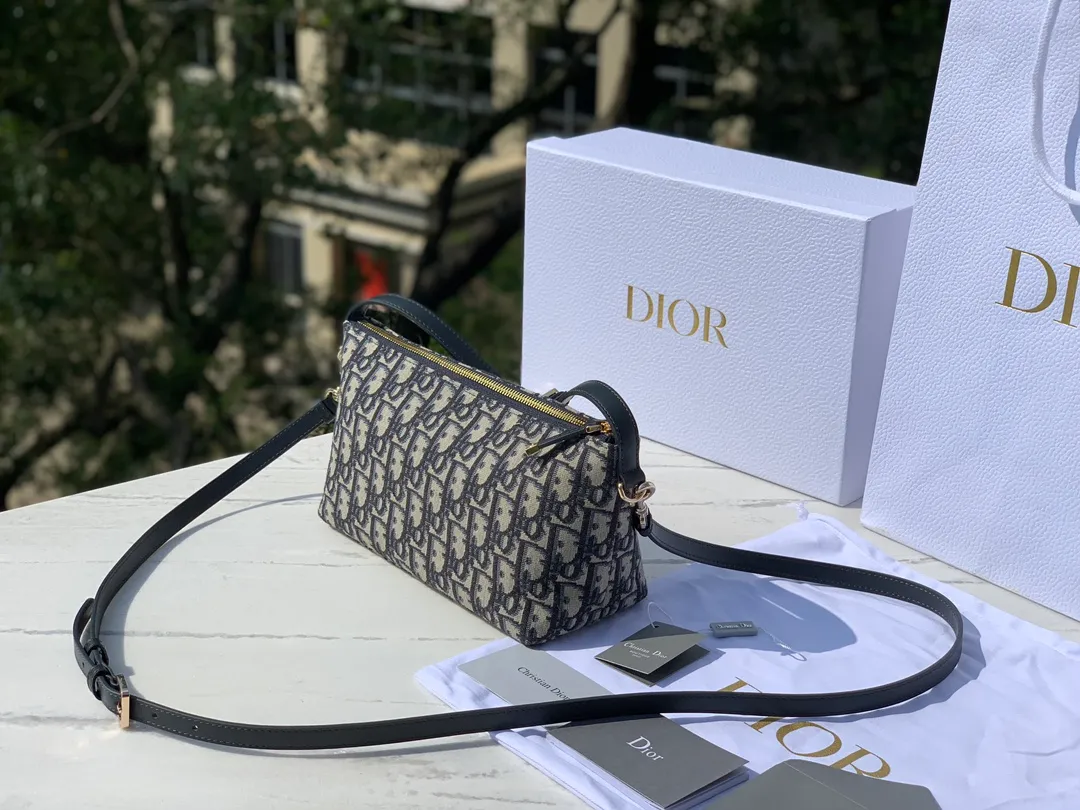 Top upgraded version💰1500 Dimensions: 22×13×9.5cm The latest DIOR Nomad lunch box bag (with shoulder strap), another highly recommended one! Lunch box bags have become popular in recent years🔥It’s so cute whoever uses it. Made of retro floral canvas, it can be kneaded at will without deformation. It comes with a long shoulder strap that can be freely detached. This bag cabinet is also hard to find. It can be carried all year round, so don’t worry about buying it directly!