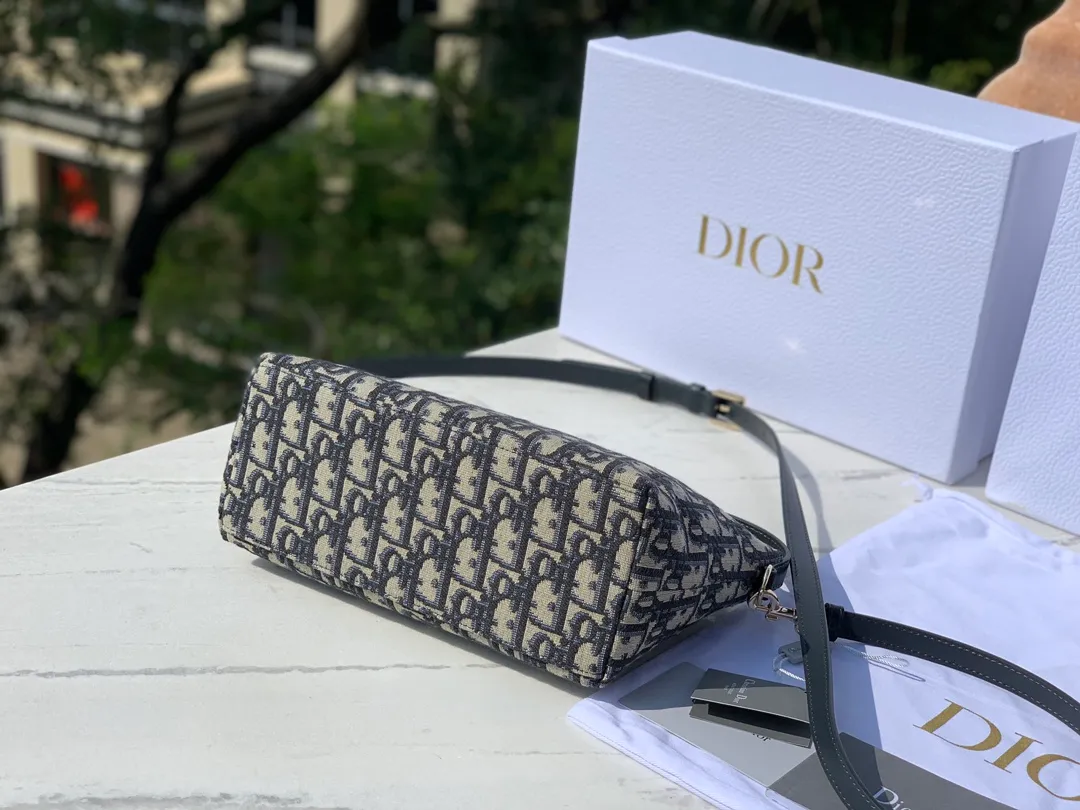 Top upgraded version💰1500 Dimensions: 22×13×9.5cm The latest DIOR Nomad lunch box bag (with shoulder strap), another highly recommended one! Lunch box bags have become popular in recent years🔥It’s so cute whoever uses it. Made of retro floral canvas, it can be kneaded at will without deformation. It comes with a long shoulder strap that can be freely detached. This bag cabinet is also hard to find. It can be carried all year round, so don’t worry about buying it directly!