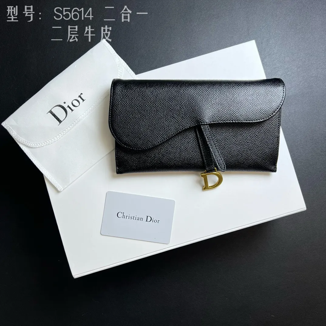 💰210 💎Top quality🇫🇷 Comes with gift box ❤️ Two-layer cowhide, non-transferable ‼ ️ Dior Saddle Woc two-in-one chain bag It’s time for the Dior series of bags. Everyone knows that I love small and exquisite bags. The DiorWoc small model has a really good capacity. It is small but can hold it very well. It can hold Iphone13 Pro Max!! It can also hold 6 card slots and three inner clips. There is also a small wallet that can hold change, sample items, lipstick, keys, and most importantly, I can hang it on one shoulder or diagonally when I go out. Style number: S5614CTZQ-M928 Size: 19X11X2.5 built-in pouch 16X9