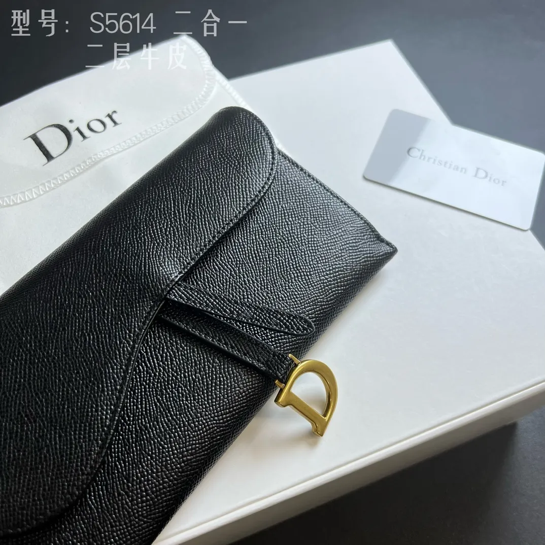 💰210 💎Top quality🇫🇷 Comes with gift box ❤️ Two-layer cowhide, non-transferable ‼ ️ Dior Saddle Woc two-in-one chain bag It’s time for the Dior series of bags. Everyone knows that I love small and exquisite bags. The DiorWoc small model has a really good capacity. It is small but can hold it very well. It can hold Iphone13 Pro Max!! It can also hold 6 card slots and three inner clips. There is also a small wallet that can hold change, sample items, lipstick, keys, and most importantly, I can hang it on one shoulder or diagonally when I go out. Style number: S5614CTZQ-M928 Size: 19X11X2.5 built-in pouch 16X9