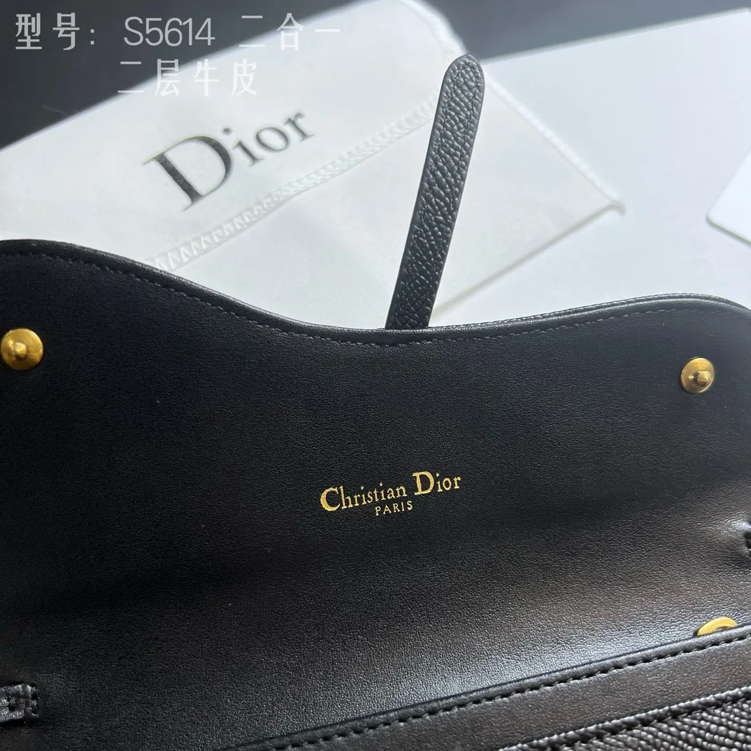 💰210 💎Top quality🇫🇷 Comes with gift box ❤️ Two-layer cowhide, non-transferable ‼ ️ Dior Saddle Woc two-in-one chain bag It’s time for the Dior series of bags. Everyone knows that I love small and exquisite bags. The DiorWoc small model has a really good capacity. It is small but can hold it very well. It can hold Iphone13 Pro Max!! It can also hold 6 card slots and three inner clips. There is also a small wallet that can hold change, sample items, lipstick, keys, and most importantly, I can hang it on one shoulder or diagonally when I go out. Style number: S5614CTZQ-M928 Size: 19X11X2.5 built-in pouch 16X9