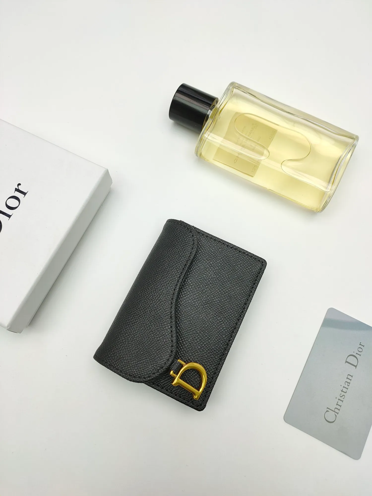 ￥120😍This Dior flip-top grained cowhide card holder is decorated with the D logo on the front flap, showing the iconic look of the Dior saddle series. A single main compartment with 2 card slots and 2 patch pockets highlights the multifunctional, compact and sophisticated design. Style number: S5611 Size: 11*7.5*2.5cm