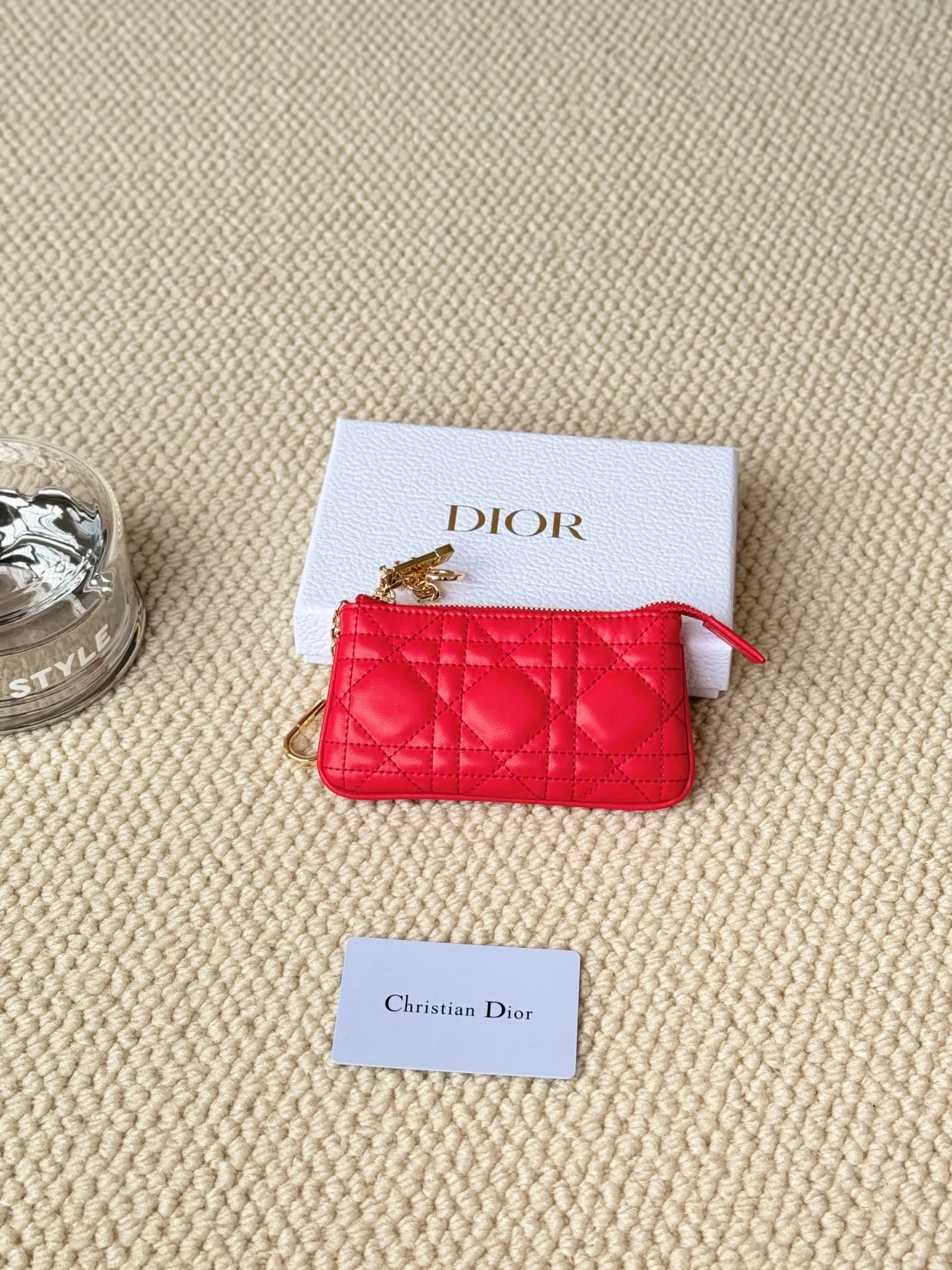 💰160 lambskin makes a zippered coin purse and key bag. Small, cute and mini. Size: 14.5*7.6cm Model: S0972UWHC_M30G This Dior Caro card holder is elegant and practical. Made of soft lambskin, carefully crafted and decorated with cannage pattern topstitching. Coin purse and key case 🔑 Compact and practical, unique and can store various daily necessities, suitable for various occasions.