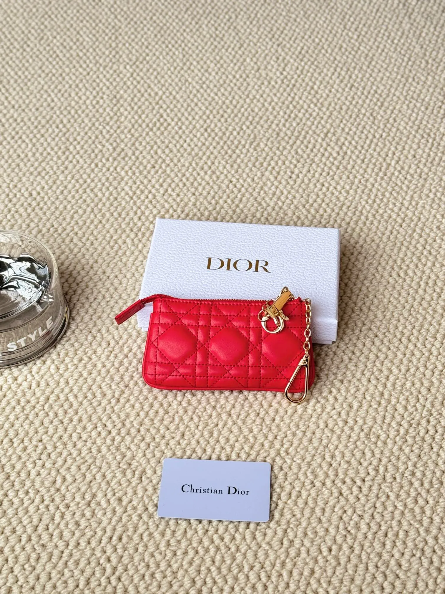 💰160 lambskin makes a zippered coin purse and key bag. Small, cute and mini. Size: 14.5*7.6cm Model: S0972UWHC_M30G This Dior Caro card holder is elegant and practical. Made of soft lambskin, carefully crafted and decorated with cannage pattern topstitching. Coin purse and key case 🔑 Compact and practical, unique and can store various daily necessities, suitable for various occasions.