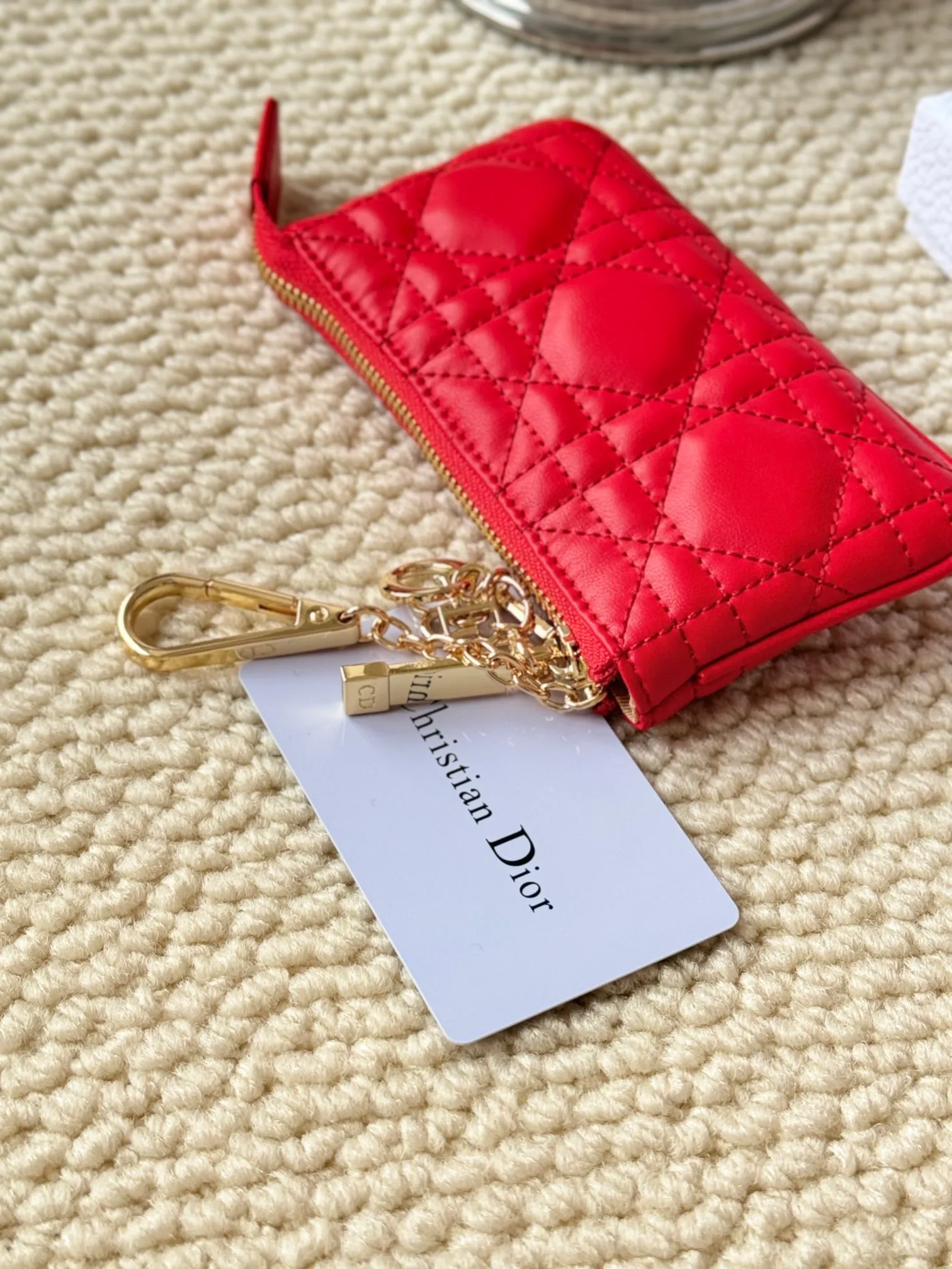 💰160 lambskin makes a zippered coin purse and key bag. Small, cute and mini. Size: 14.5*7.6cm Model: S0972UWHC_M30G This Dior Caro card holder is elegant and practical. Made of soft lambskin, carefully crafted and decorated with cannage pattern topstitching. Coin purse and key case 🔑 Compact and practical, unique and can store various daily necessities, suitable for various occasions.