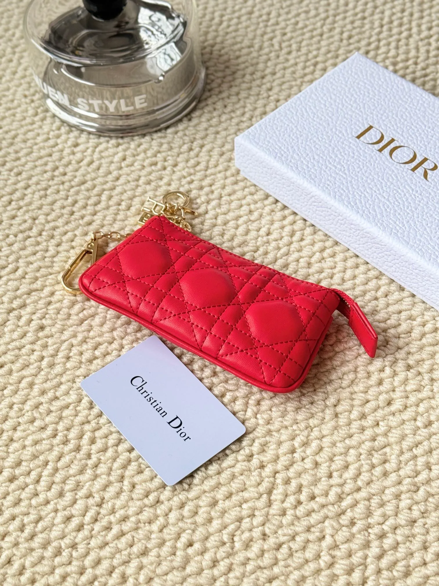 💰160 lambskin makes a zippered coin purse and key bag. Small, cute and mini. Size: 14.5*7.6cm Model: S0972UWHC_M30G This Dior Caro card holder is elegant and practical. Made of soft lambskin, carefully crafted and decorated with cannage pattern topstitching. Coin purse and key case 🔑 Compact and practical, unique and can store various daily necessities, suitable for various occasions.