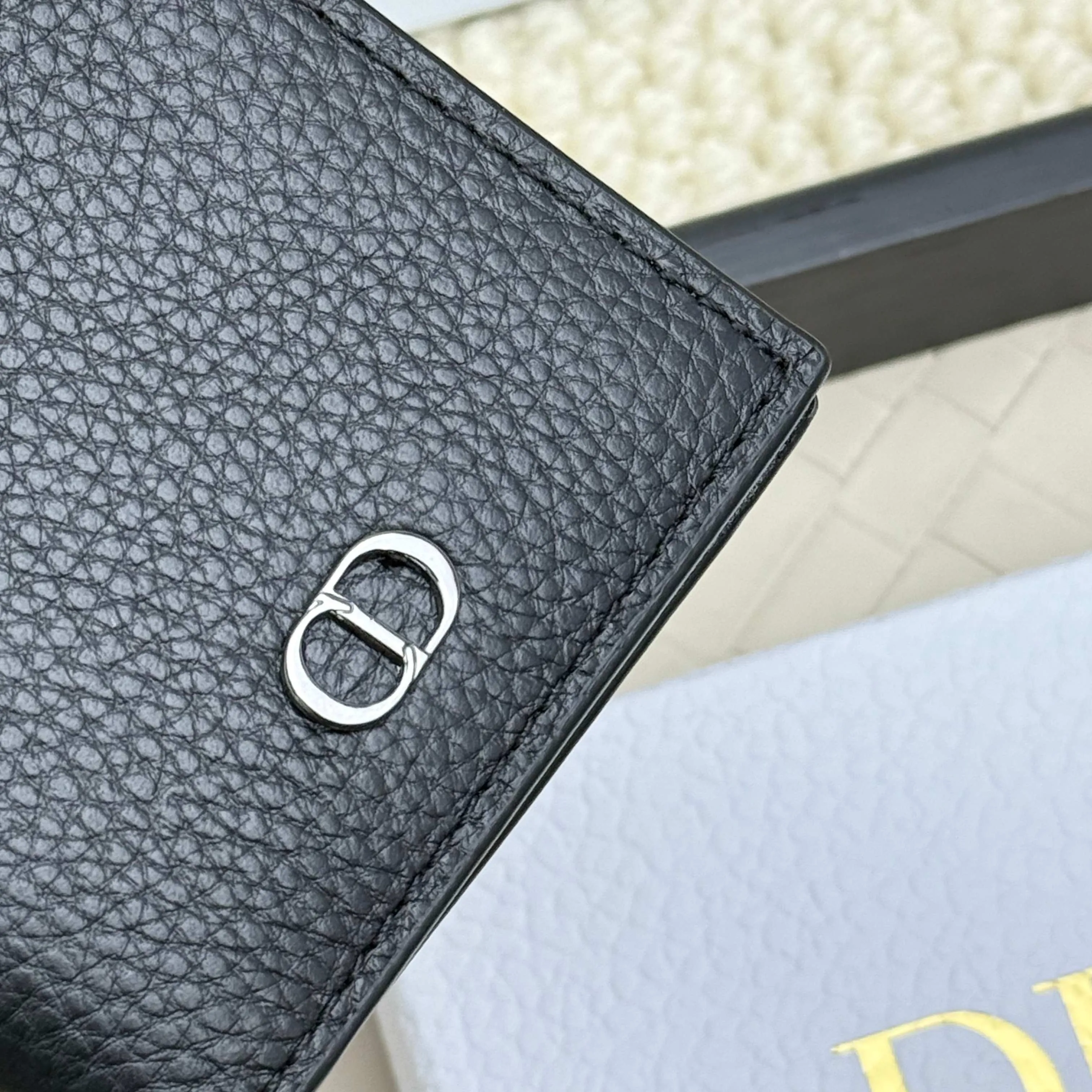 💰120💋Dior’s new bi-fold card holder is an elegant accessory that showcases Dior’s exquisite craftsmanship. Crafted from black inlaid grained calfskin, this card holder is detailed with beige and black Oblique print fabric details that accentuate the classic saddle silhouette. There are three card slots on each side and two compartments for storing bills and cash. Elegantly styled with a metal-clad brass Dior signature on the front, it fits easily into any pocket. Style number: H138 Size: 8.2*11.2cm