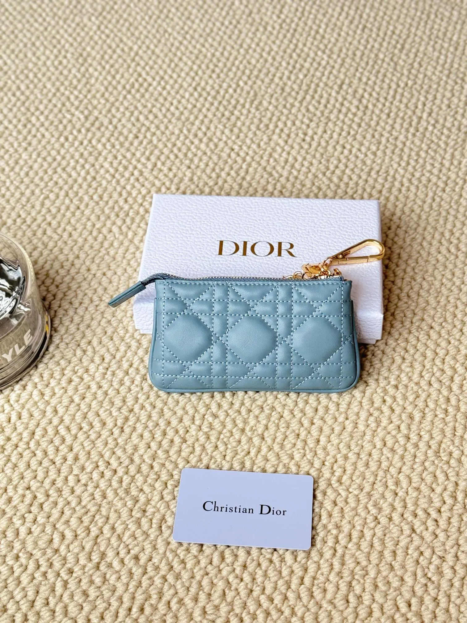 💰150 lambskin makes a zippered coin purse and key bag. Small, cute and mini. Size: 14.5*7.6cm Model: S0972UWHC_M30G This Dior Caro card holder is elegant and practical. Made of soft lambskin, carefully crafted and decorated with cannage pattern topstitching. Coin purse and key case 🔑 Compact and practical, unique and can store various daily necessities, suitable for various occasions.